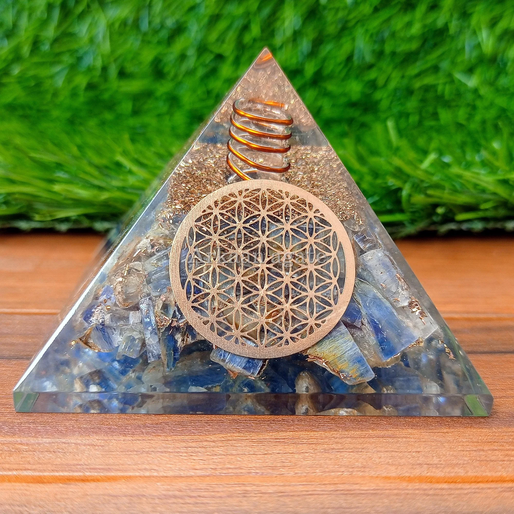 Wholesale Natural Blue Kyanite Stone Orgone Pyramid Metal Copper Bulk Crystal chakra healing orgonite Pyramid For Sale