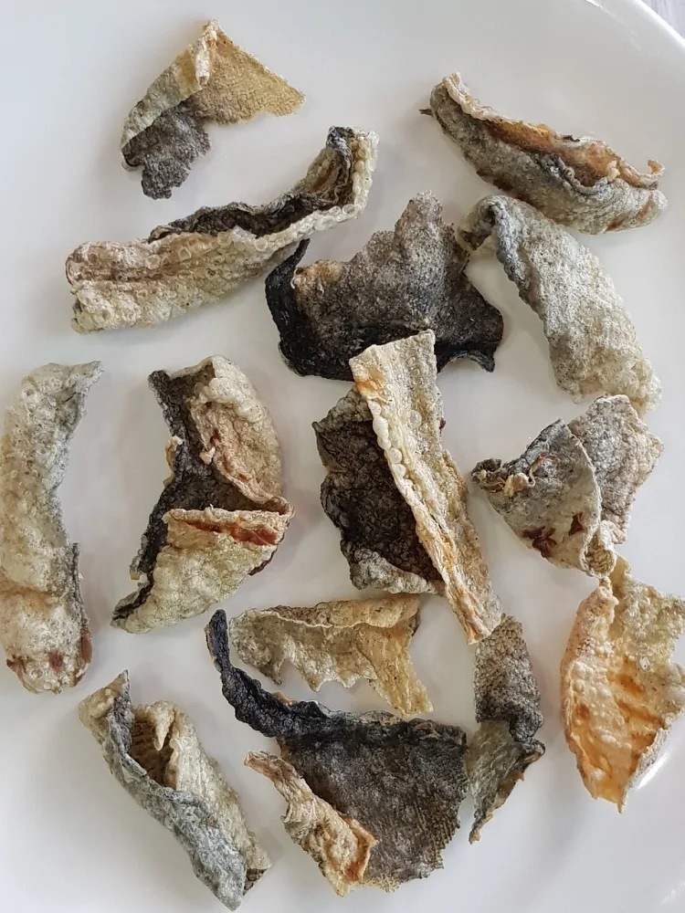 Питательная рыба закуска с ароматом Тома Ням Ароматизированная низким содержанием жира острая настоящая хрустящая кожа трески от Hola из Таиланда