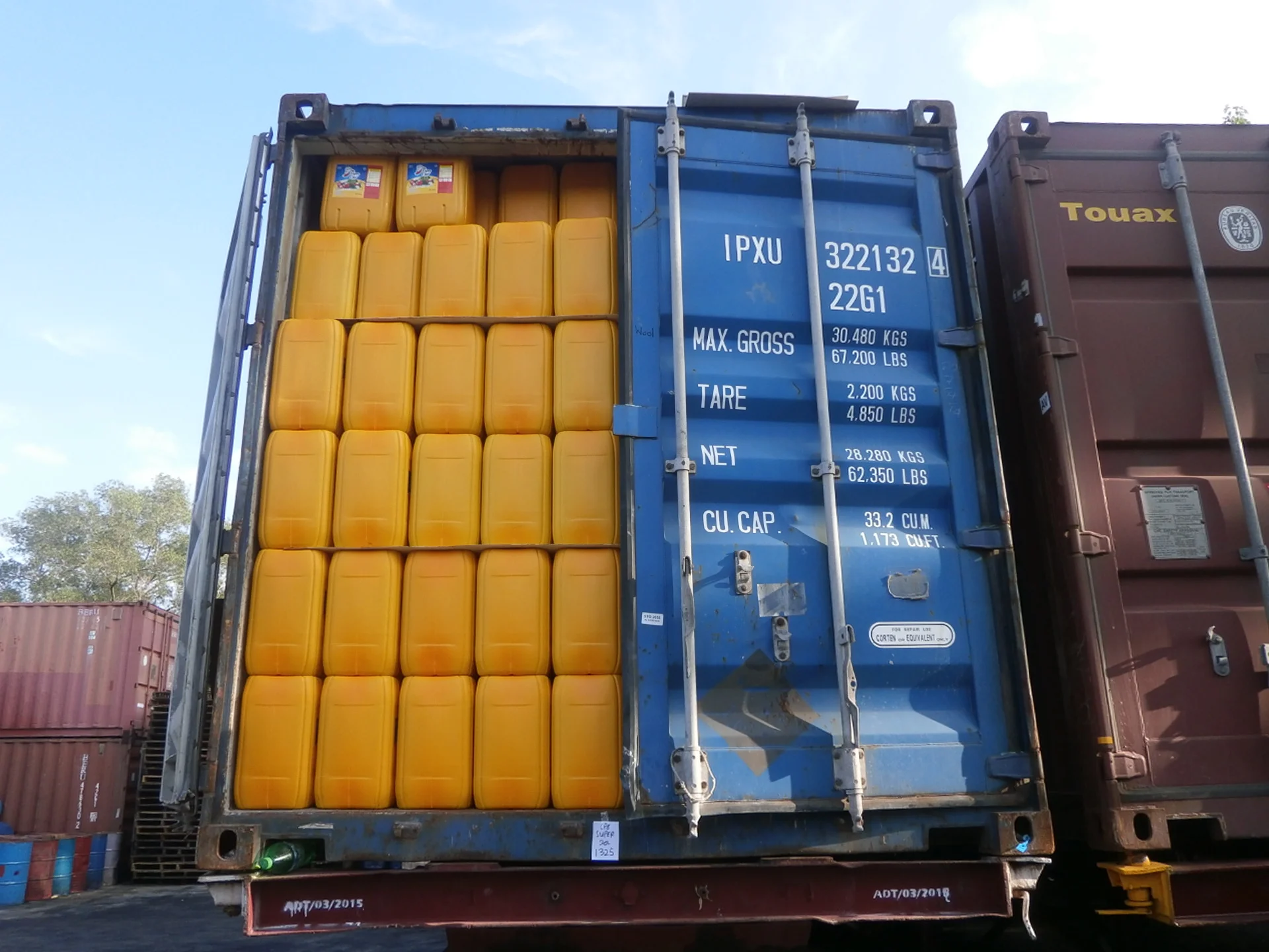 HIGH QUALITY VEGETABLE COOKING OIL AVAILABLE FOR IMMEDIATE SHIPMENT.