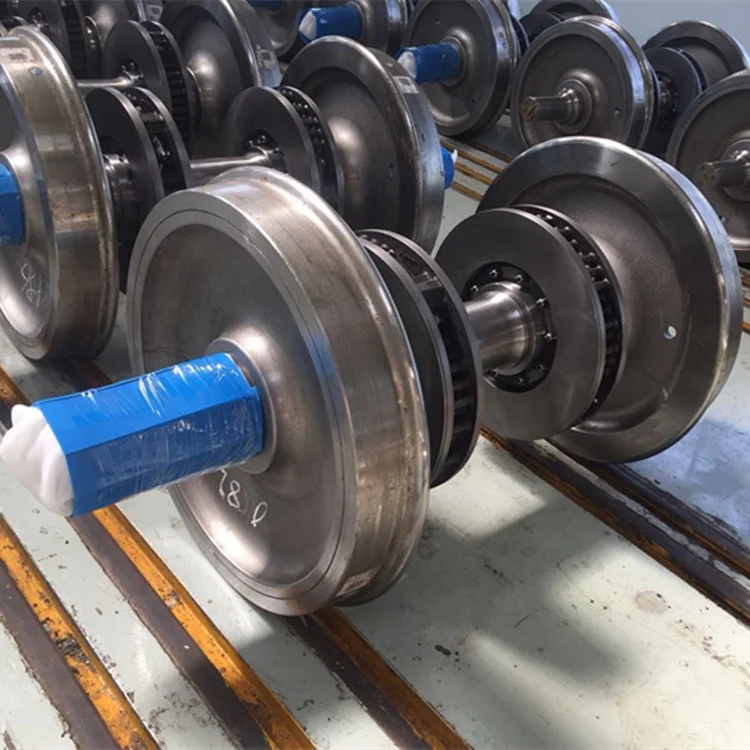 Train railway wheelset/wheel pair assembly including railway wheel and axle