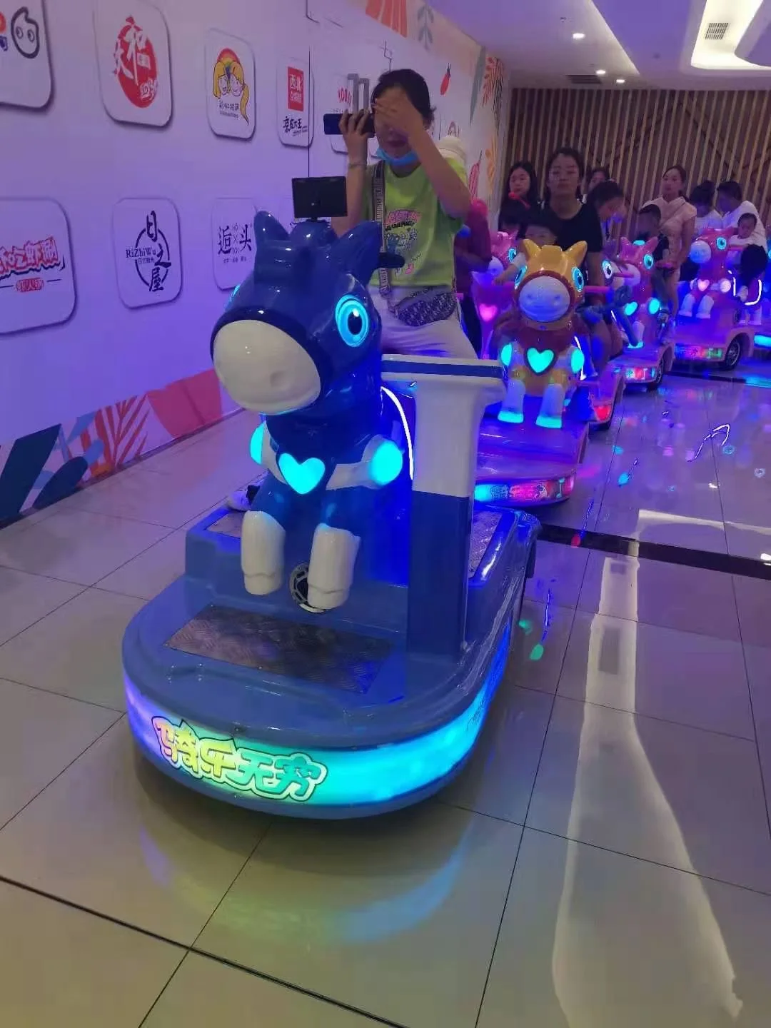 HAOJILE Shopping Mall Amusement Park Battery Powered Colorful Horse Carousel Trackless Tour Train  Electric Car
