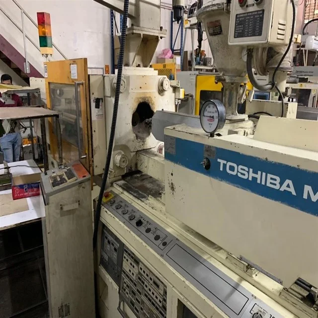 Бывшая в употреблении пластиковая литьевая машина TOSHIBA 80 тонн (Продано)