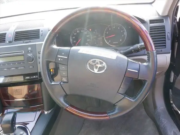 Used Toyota Mark X car with delicate and beautiful appearance