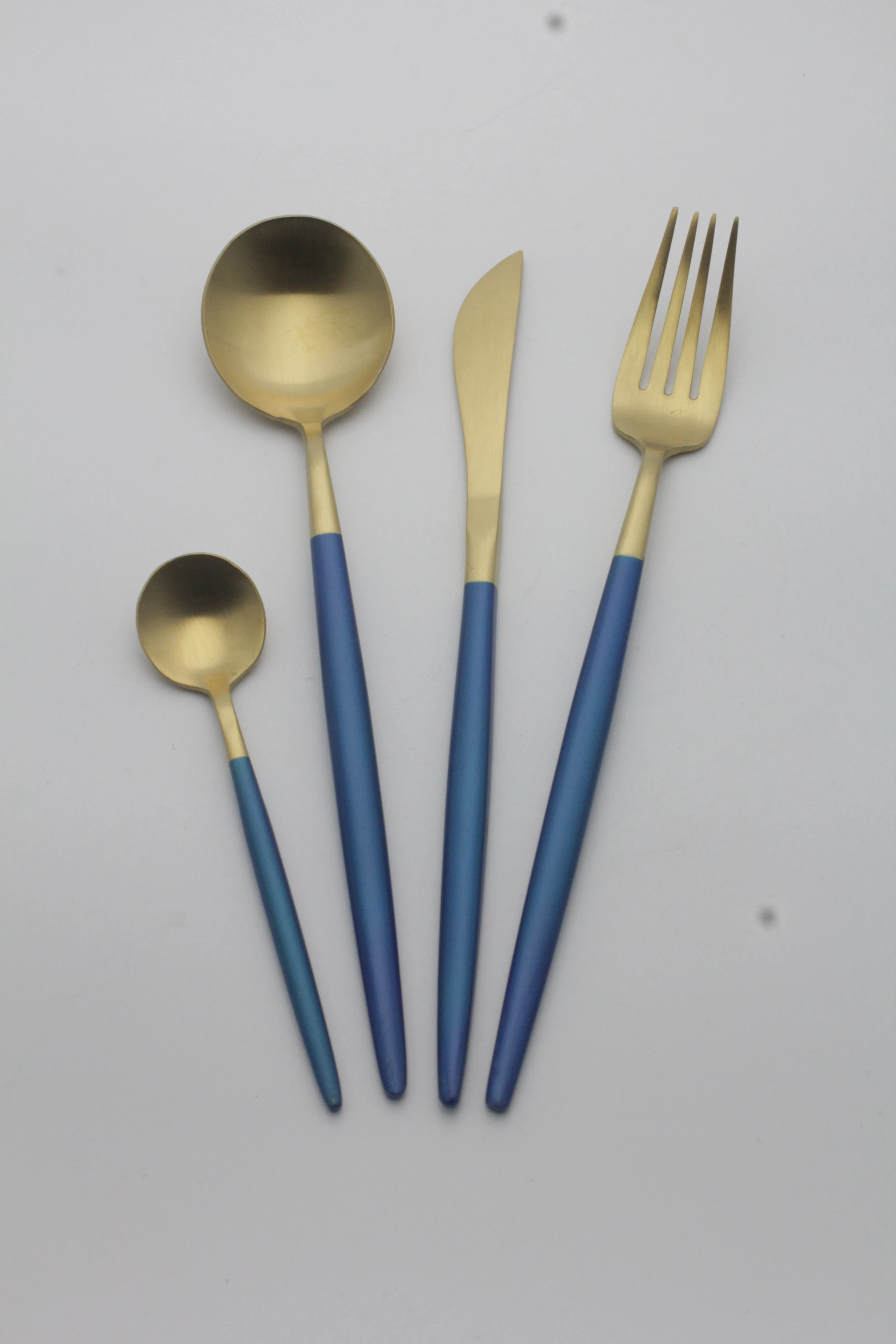 Уникальный золотистый набор столовых приборов столовые приборы из нержавеющей стали с синей ручкой для ужина