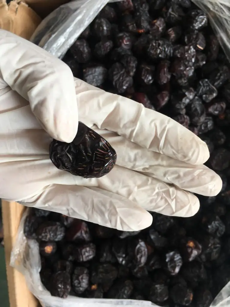 Высококачественный свежий урожай, импортированный из Саудовской Аравии, MADINAH MUAWARAH AJWA DATE, мягкая вкусная сыпучая черная здоровая Закуска (KHAJOOR)