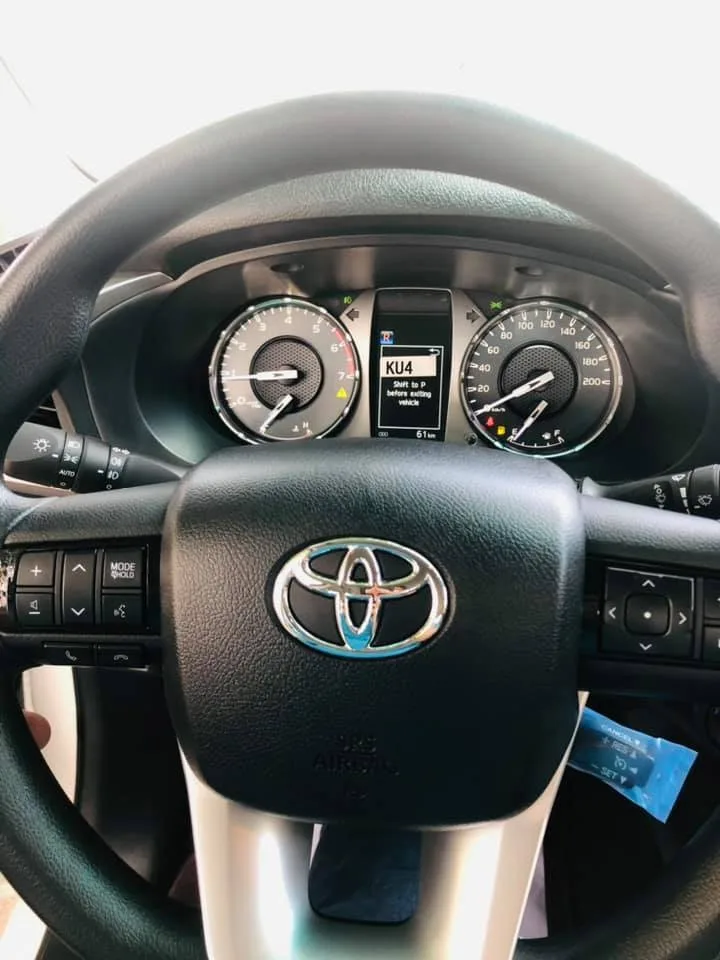  Довольно бывший в употреблении дизельный пикап toyota hilux 4x4 левый