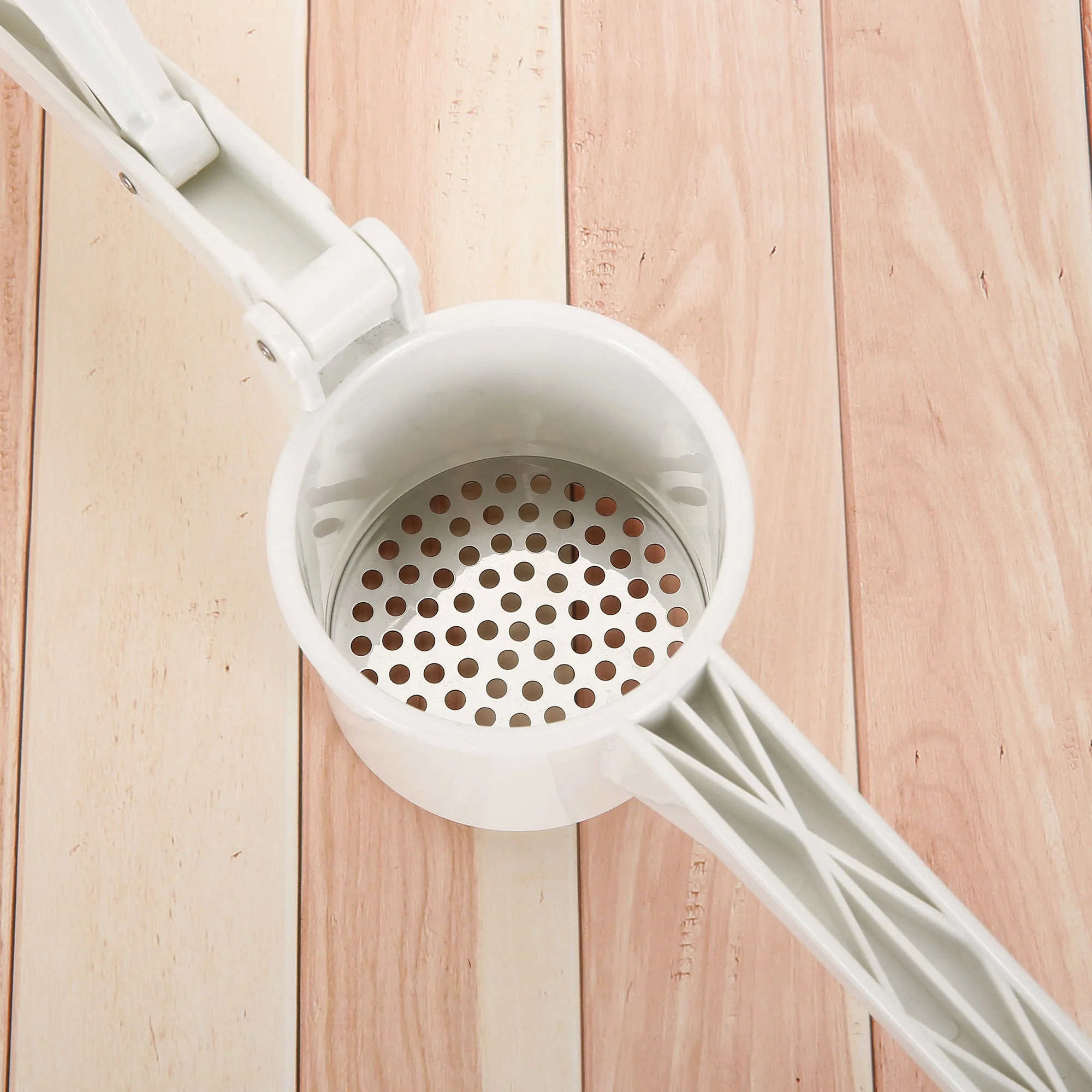 Incredible White Plastic Heavy Duty Potato Ricer with 2 Interchangable Discs for Vegetable Fruit Purees Juicer Baby Food