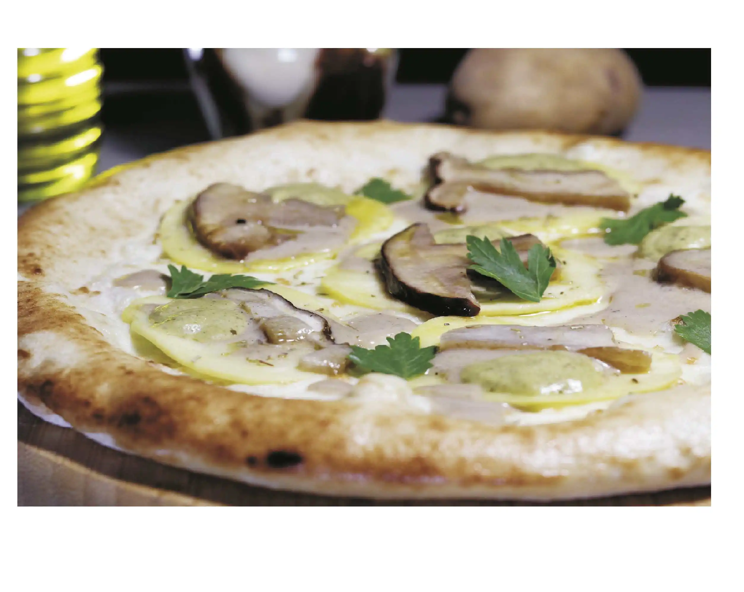 High quality italian handmade single box pizza with Porcini Mushrooms and Potatoes for retail and catering