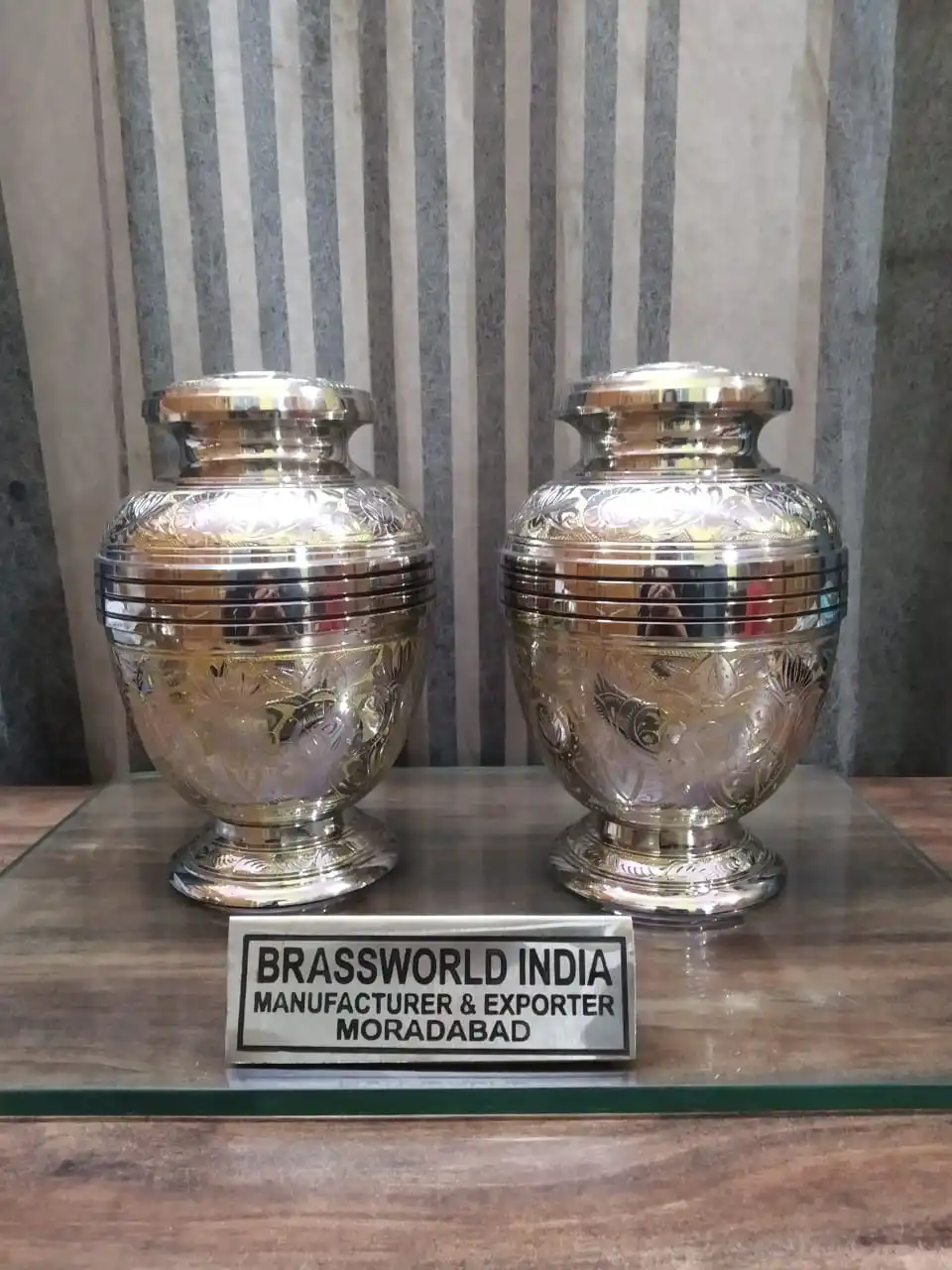 BRASS VERY ATTRACTIVE ENGAVED CREMATION URN FUNERAL SUPPLIES/ URN FOR HUMAN ASHES ADULT/CREMATION URN FOR ADULT ASHESBrasswor