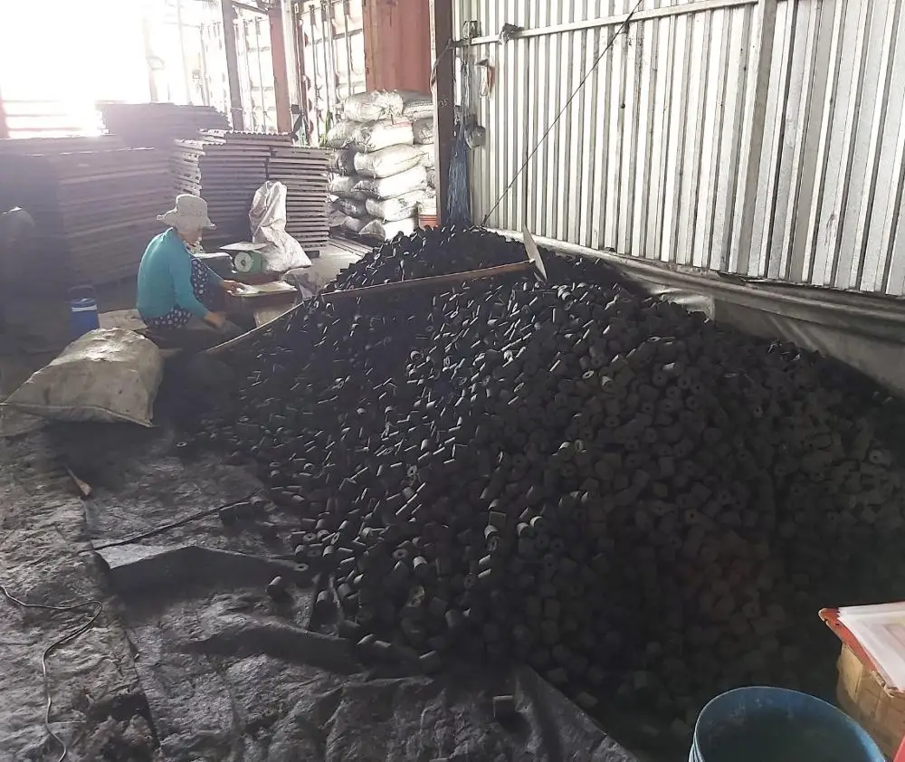 
 WHOLESALE  Carbon 70% Ash 12% Calorific 6500 COMPETITIVE PRICE COCONUT SHELL CHARCOAL  BRIQUETTE  