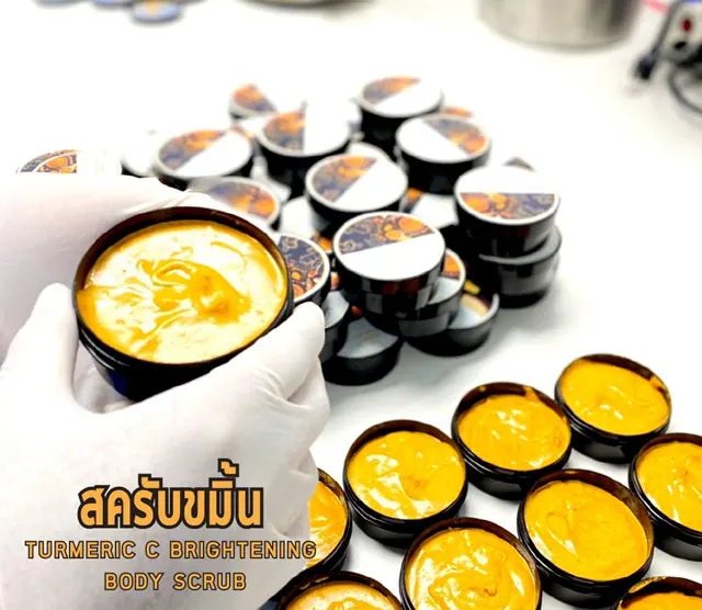  Осветляющий скраб для тела с куркумной солью