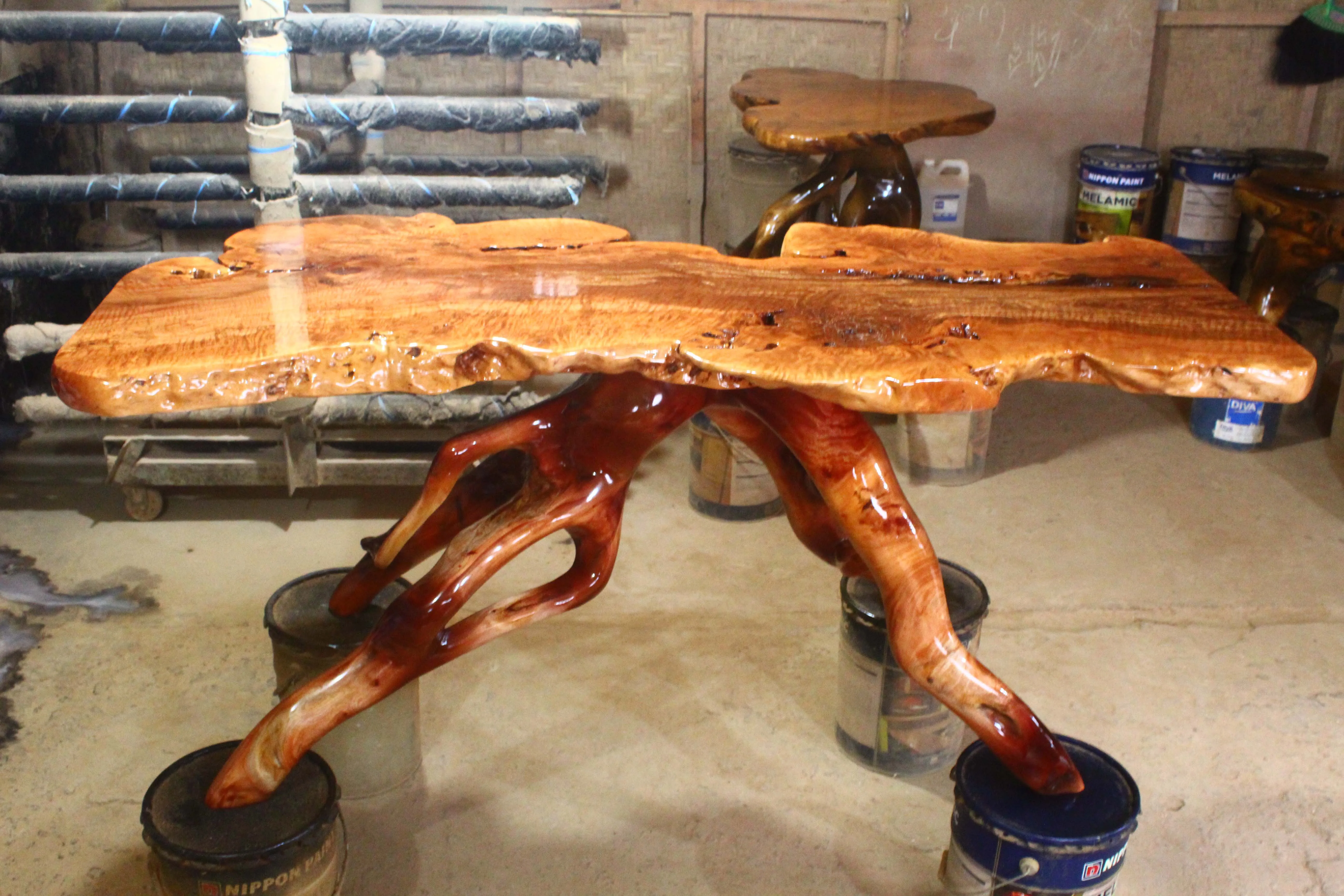 Обеденный стол с изображением корня личи