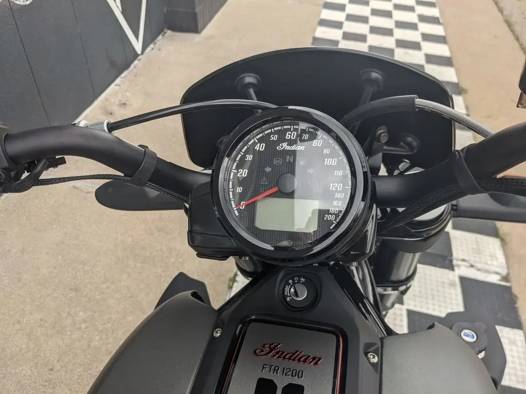  2022 год мотоцикл Indiann FTR Rally Tittaniumms Smokes