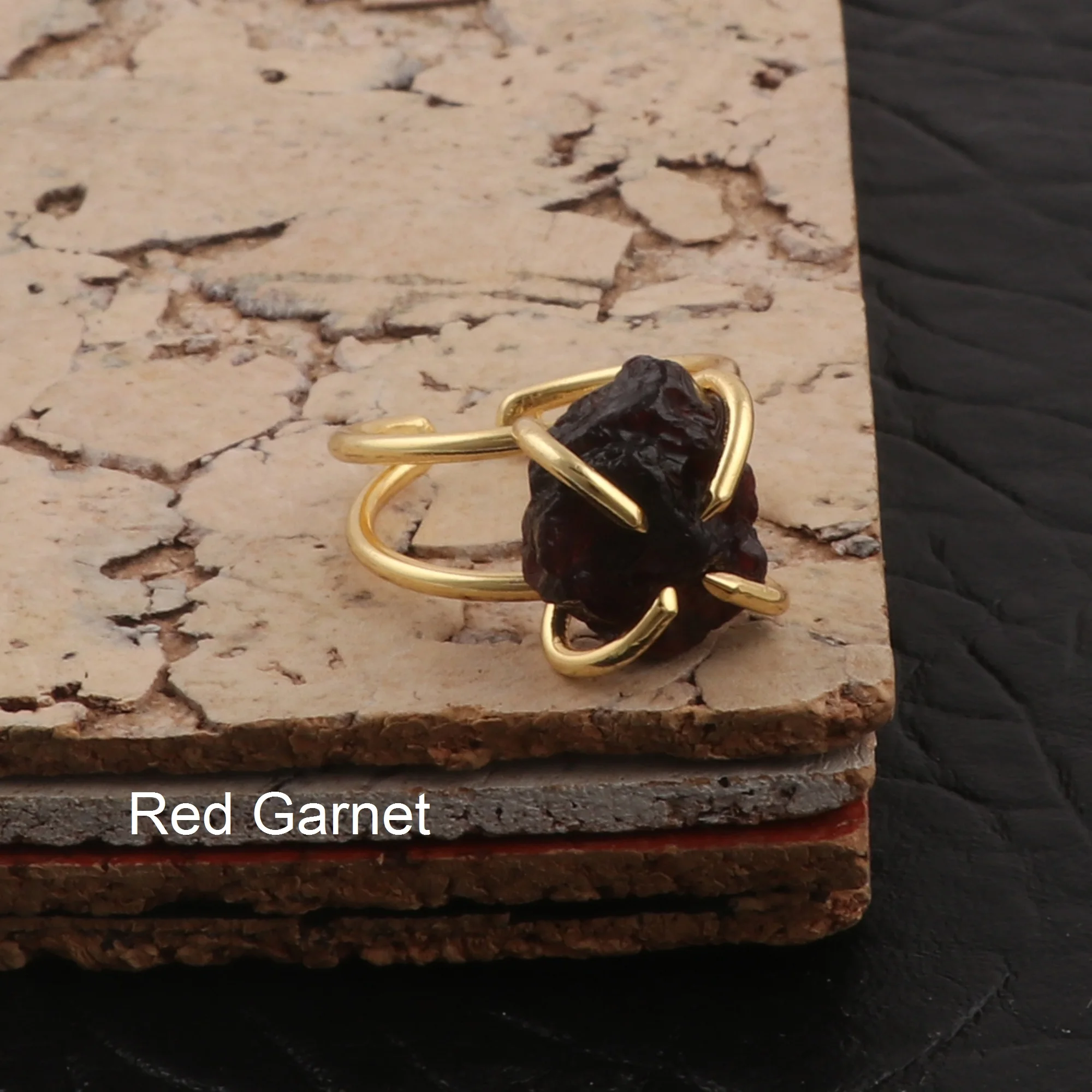 Необработанный необработанный камень с красным гранатом ручная работа камень-талисман позолоченное женское регулируемое кольцо ювелирные