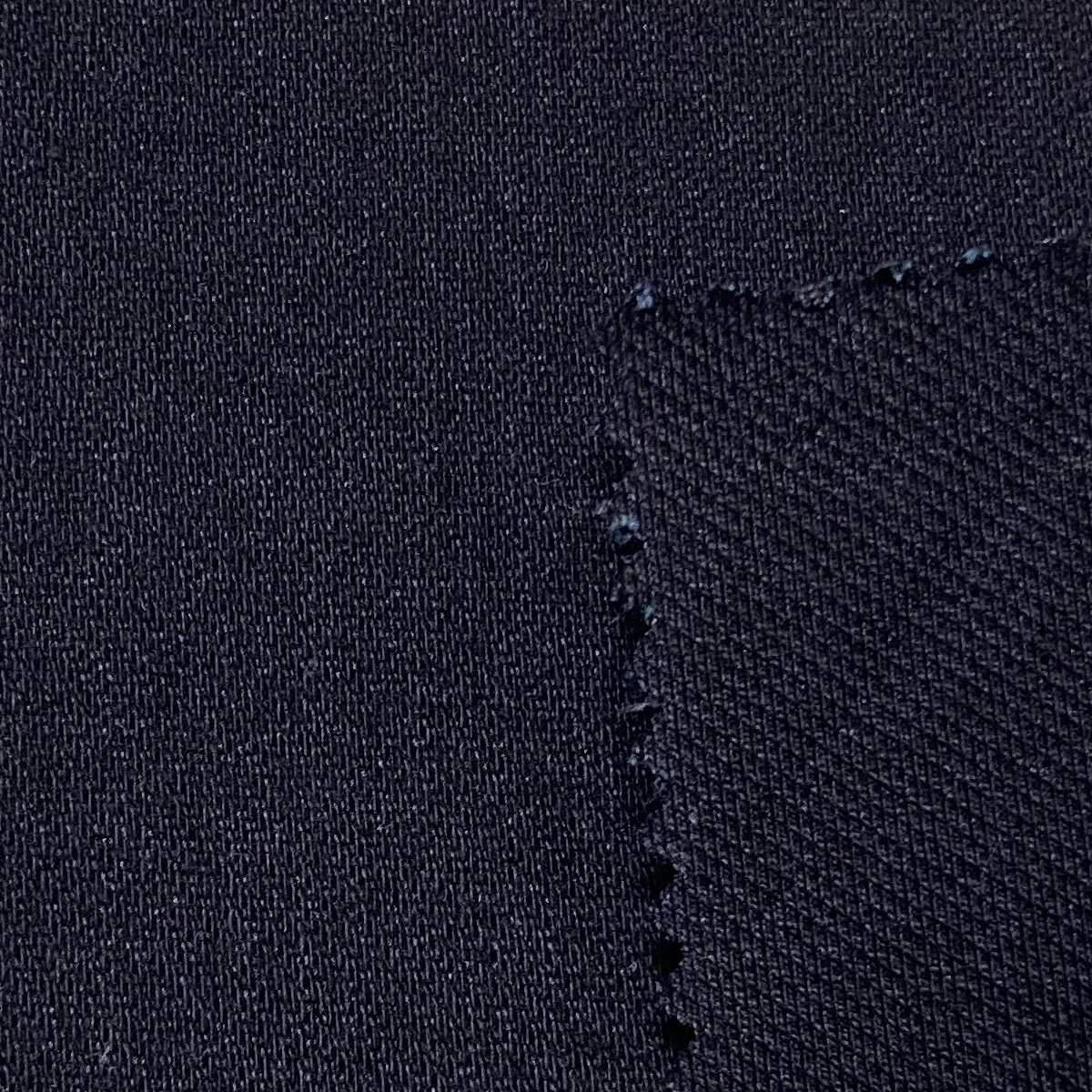 В наличии рулон ткани 94% хлопок 6% спандекс стрейч саржевая трикотажная джинсовая ткань