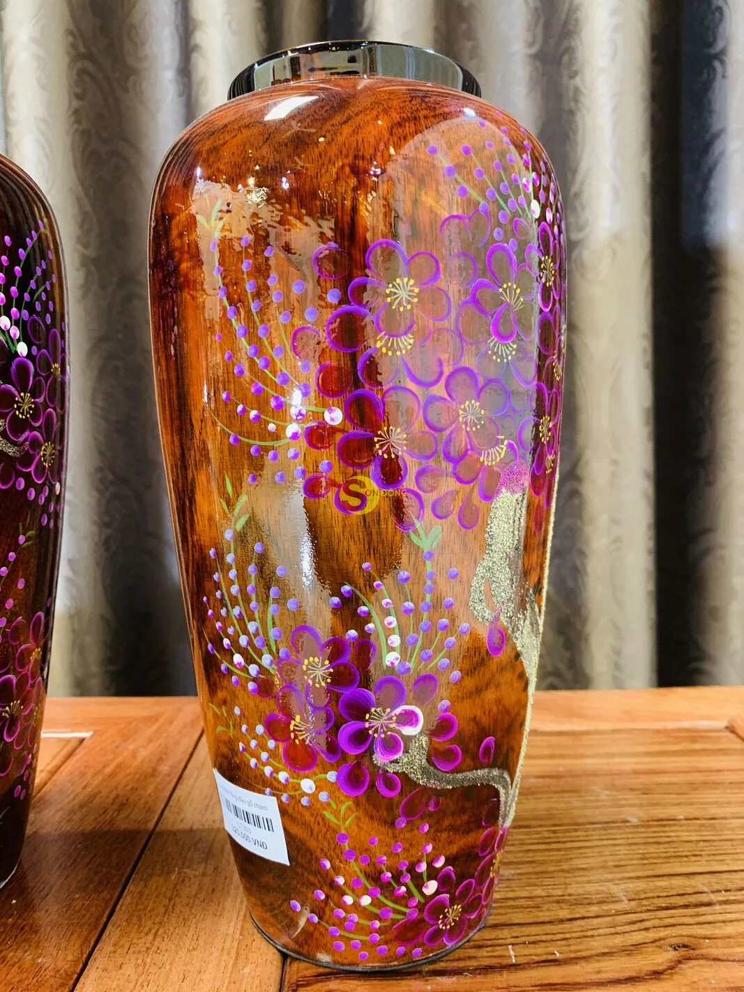 Wooden vase with 3D drawing outside