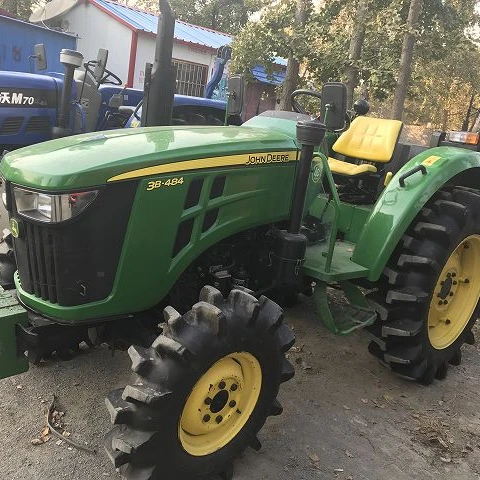 Довольно бывший в употреблении трактор John Deere