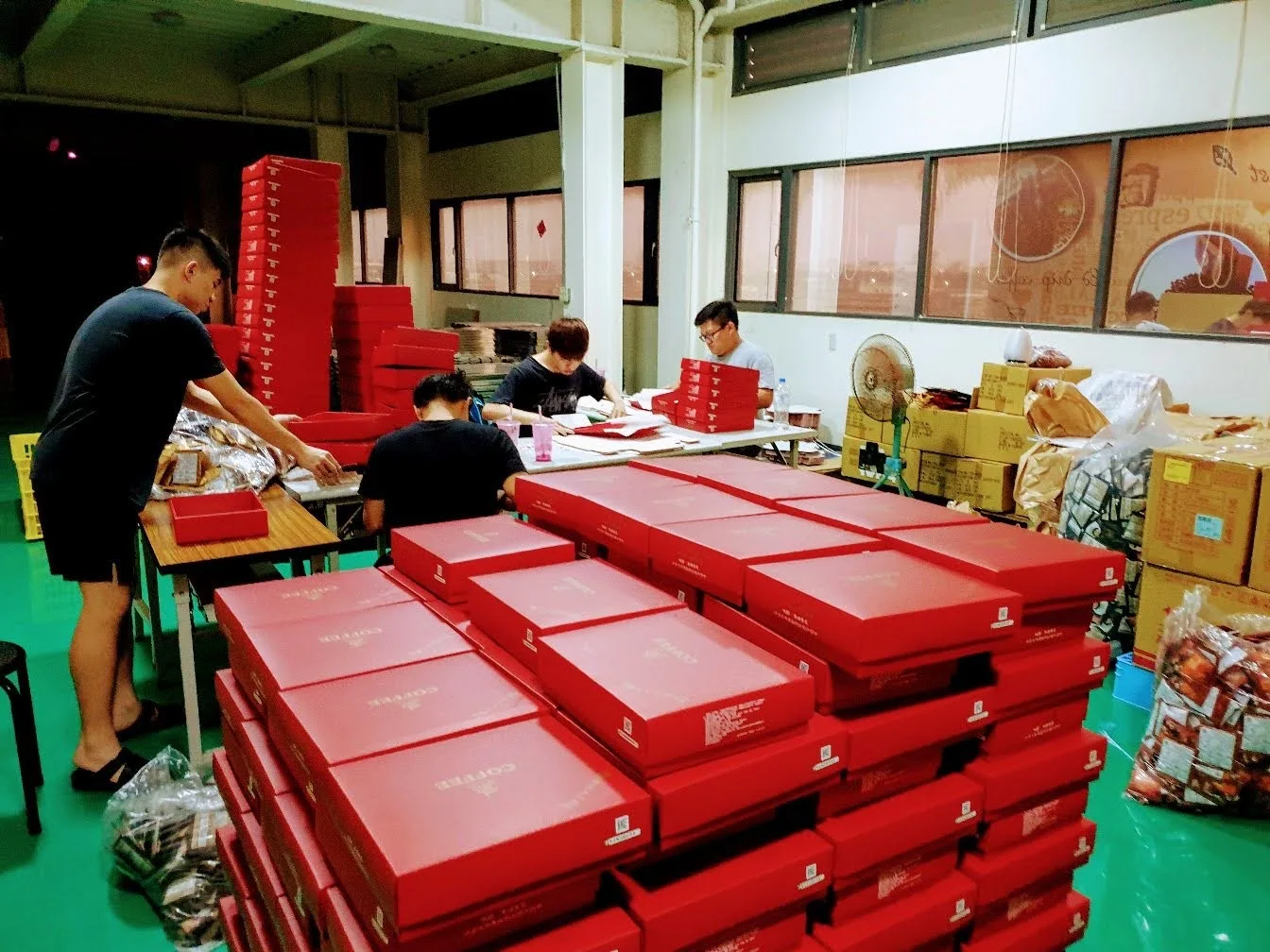 Лидер продаж, черный золотой домик с капельным напылением, 100% кофейный порошок Арабика, Рождественская ограниченная подарочная коробка