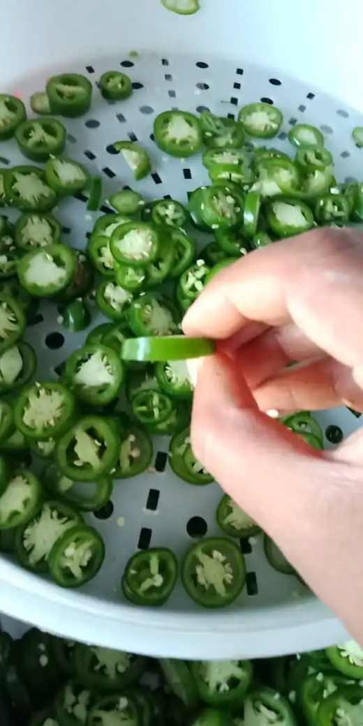 Нарезанный зеленый джалапеновый перец