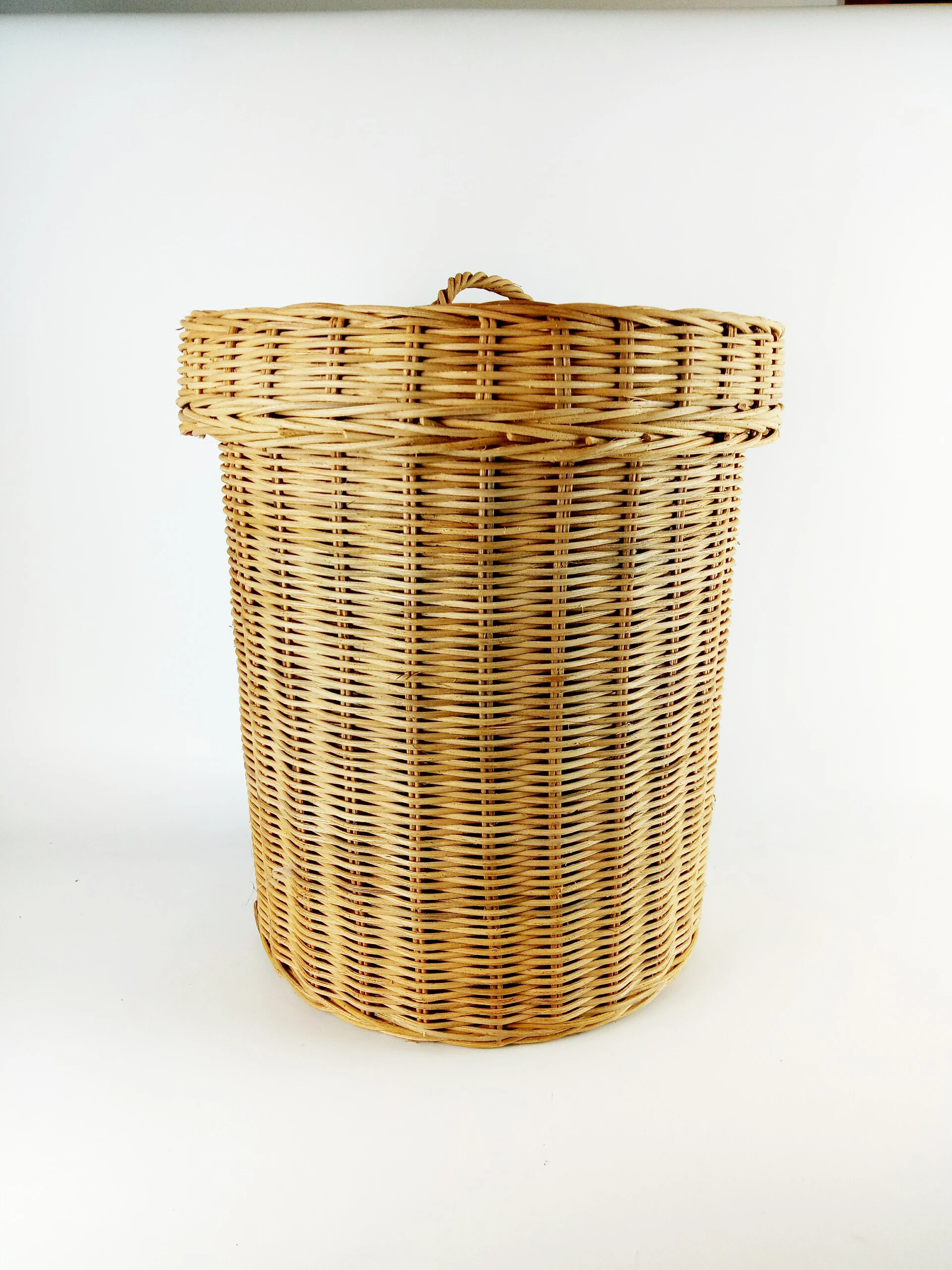 Eco-friendly Wicker Round Natural Rattan Pot Straw Lid Handle Linen Dush Bin TRash Laundry Hotel Rattan Storage Baskets