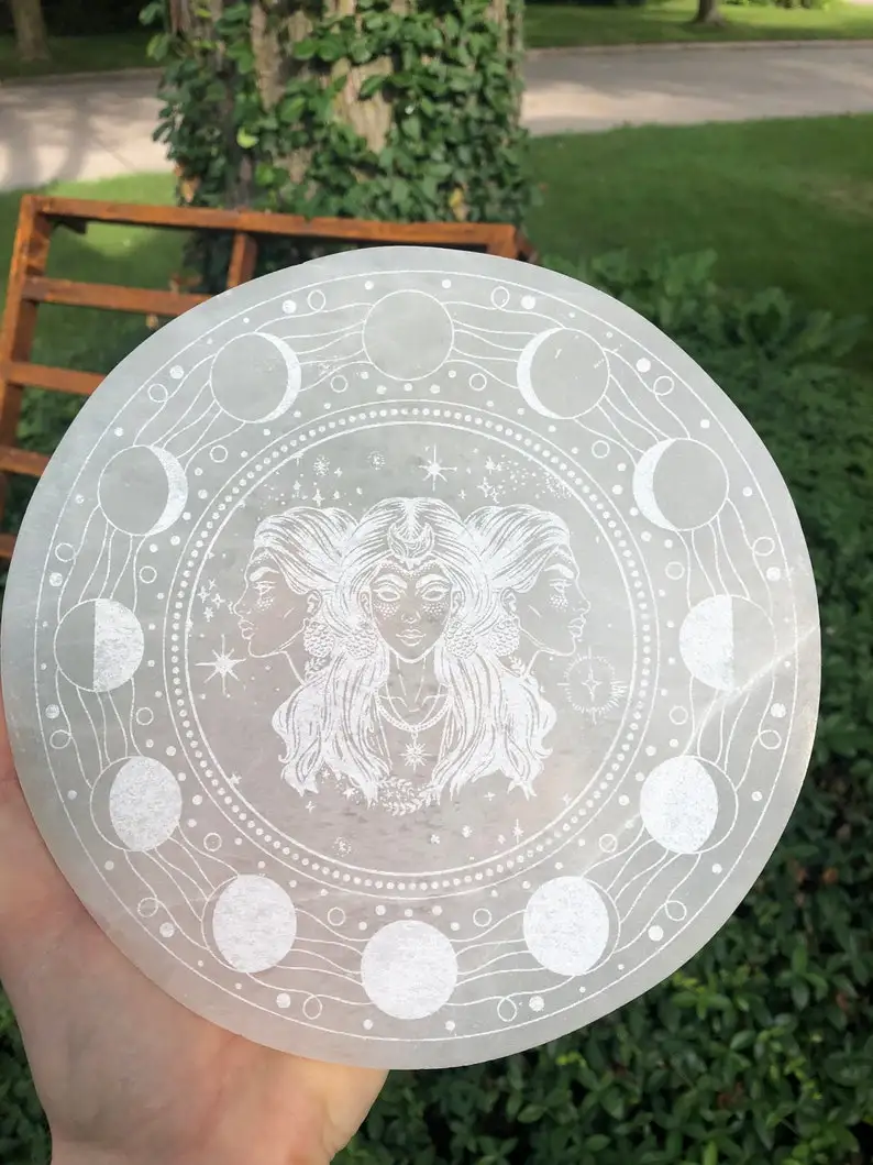 Selenite зарядная пластина с тремя Богинями гравированная сетчатая для исцеления заряжаемых кристаллов полудрагоценный камень