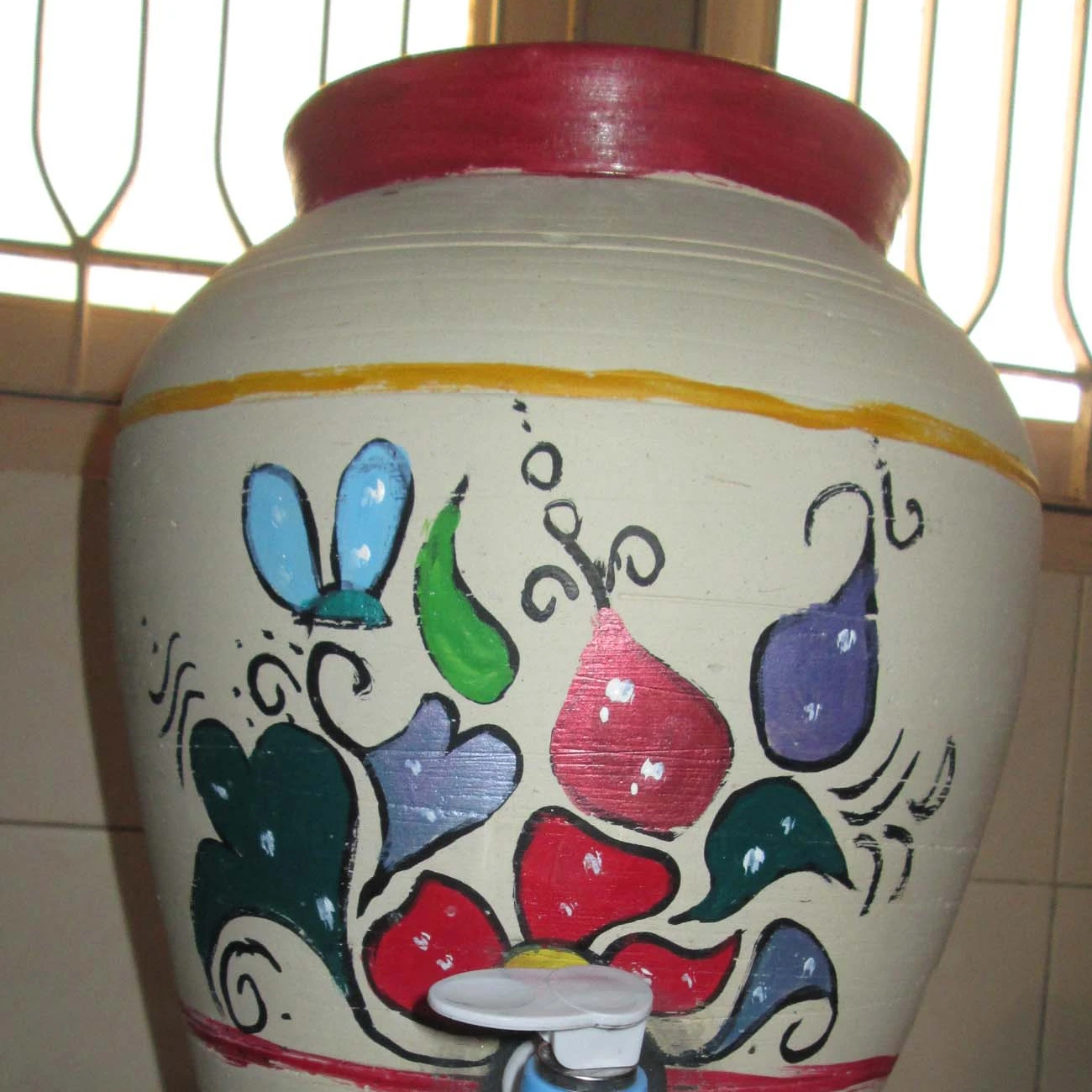 Eco friendly white clay pottery water pots with taps for storing and drinking water used to keep drinking water cool in summer