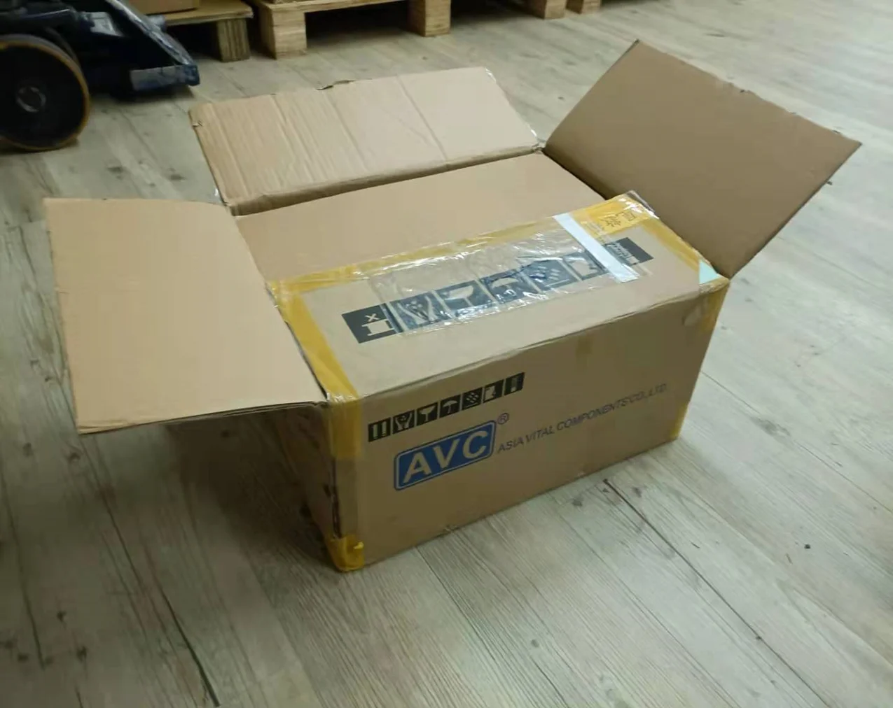 Вентилятор охлаждения для машин CROWN 12 В DBTA0328B2G 38x38x28 мм