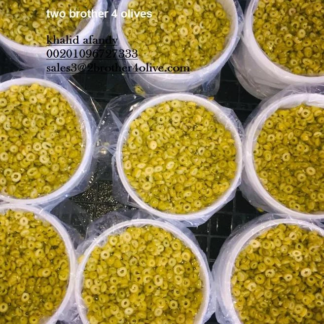 
 Нарезанные зеленые оливки  