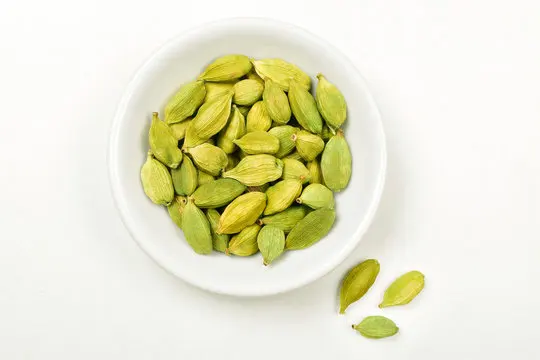 Indian Single Spices Wholesale Green Cardamom [ Ilaayachee ] Pure green color herbs and spices