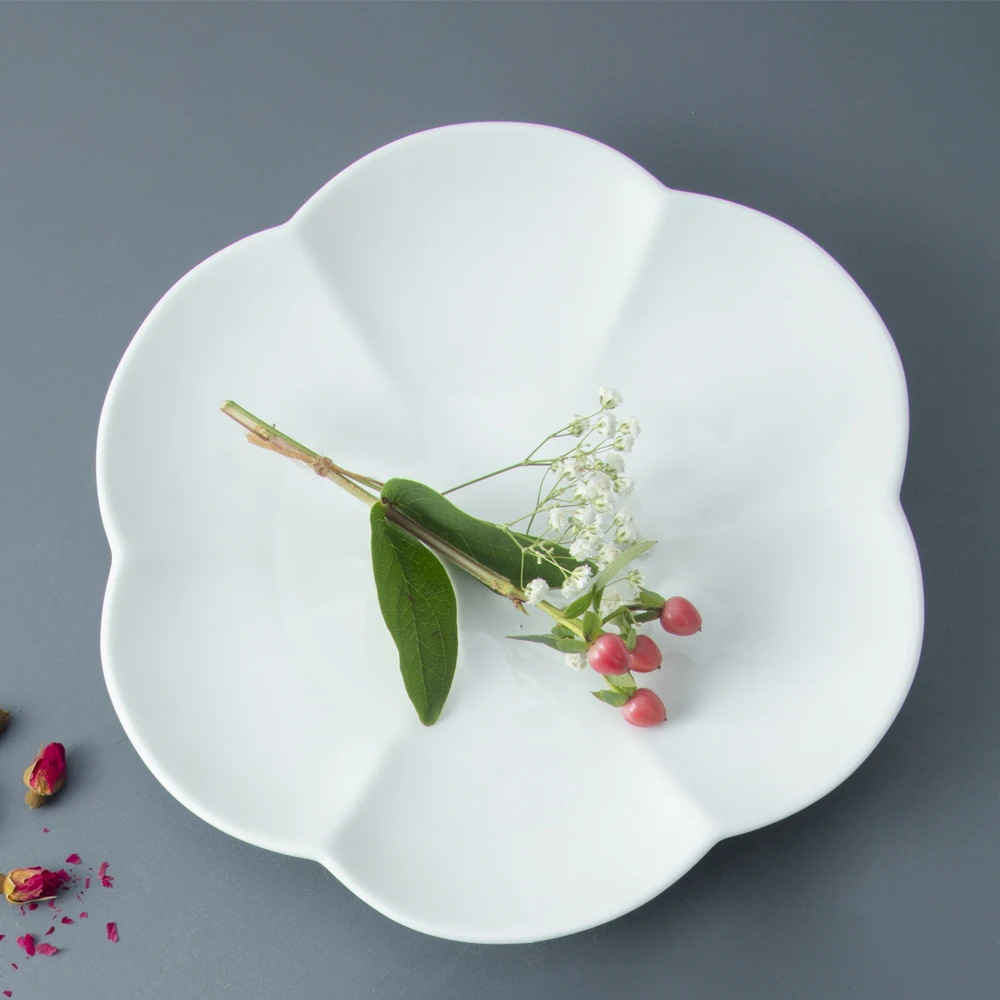 OEM White Peach Blossom-Shaped Porcelain Dinner Plates Hot Trend with Various Sizes round Pattern Wholesale Hotels Restaurants
