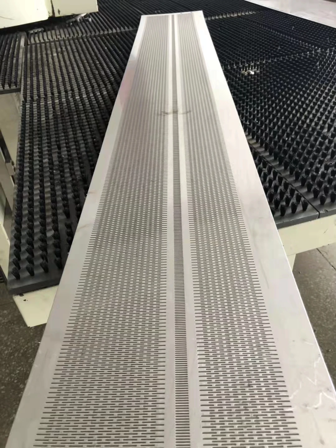 304 stainless steel punching plate round hole porous galvanized punching mesh iron plate spray painting punching mesh mesh sieve