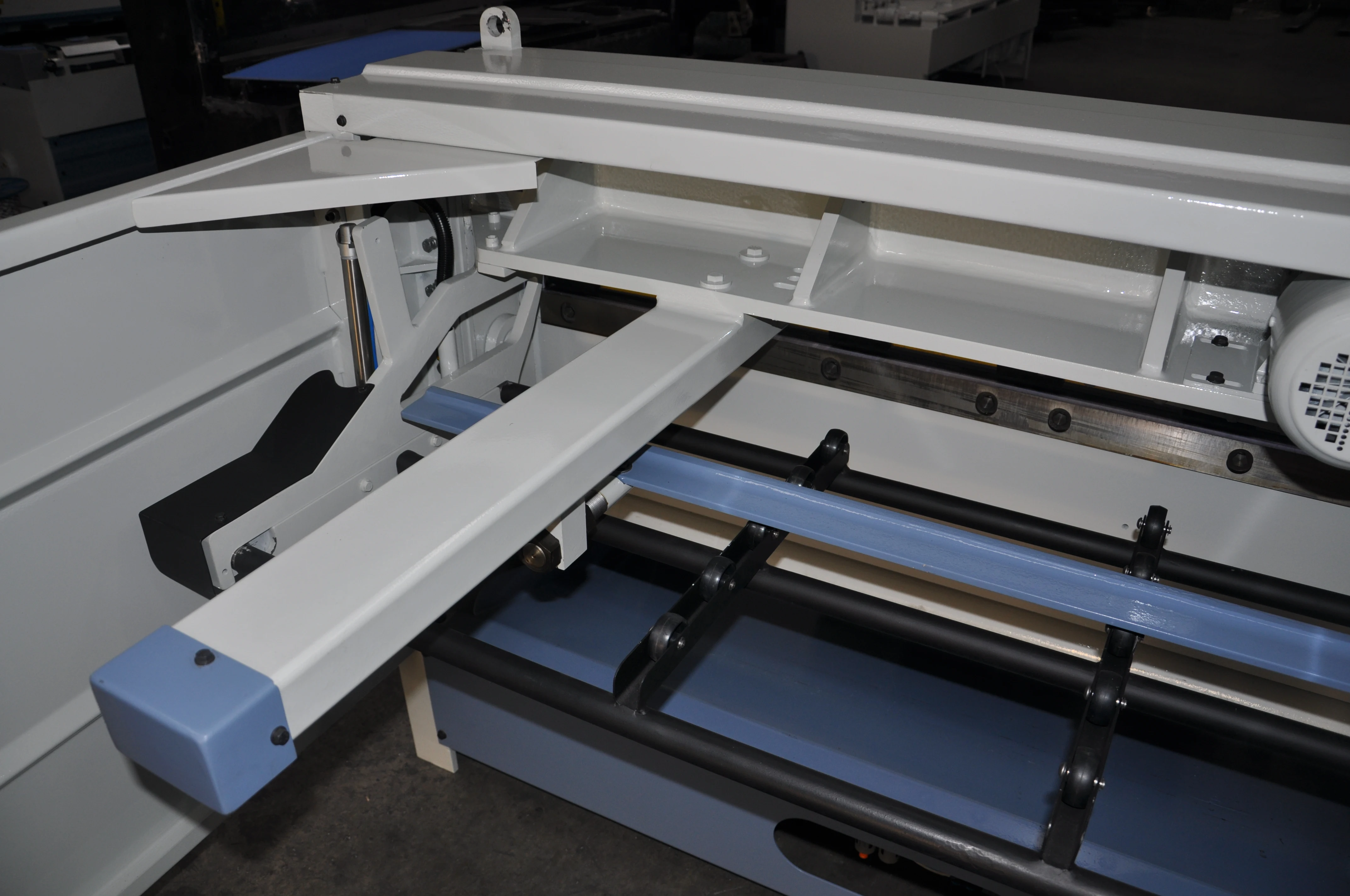 DIRECT -GEAR MOTORISED GUILLOTINES (FRONT DROP)