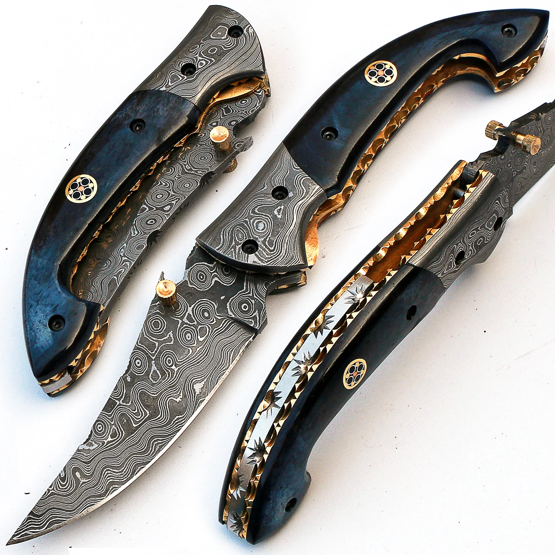 На заказ ручной работы Дамасская Сталь Охотничий Тактический Открытый острый складной карманный нож с синей окрашенной верблюжьей ручкой и ножками