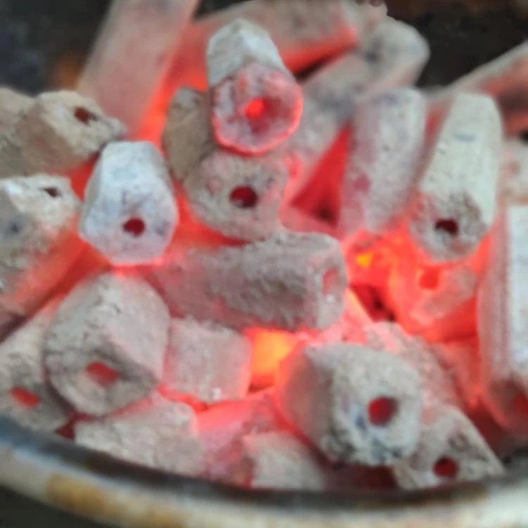 Вьетнамские древесные опилки, брикетный уголь из натуральной твердой древесины