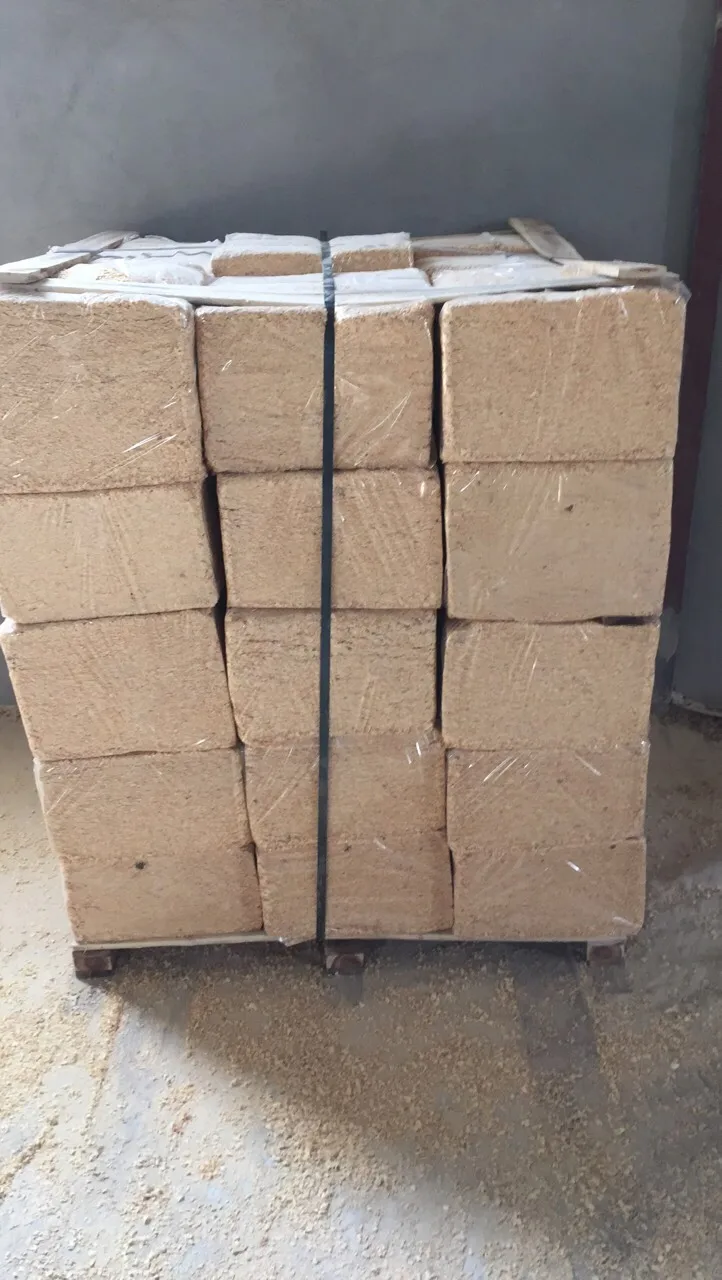 Дешевое и объемное бритье сосновой древесины для постельных принадлежностей животных деревянные бритвы лошадей (WHATSAPP: + 84 966 523 629)