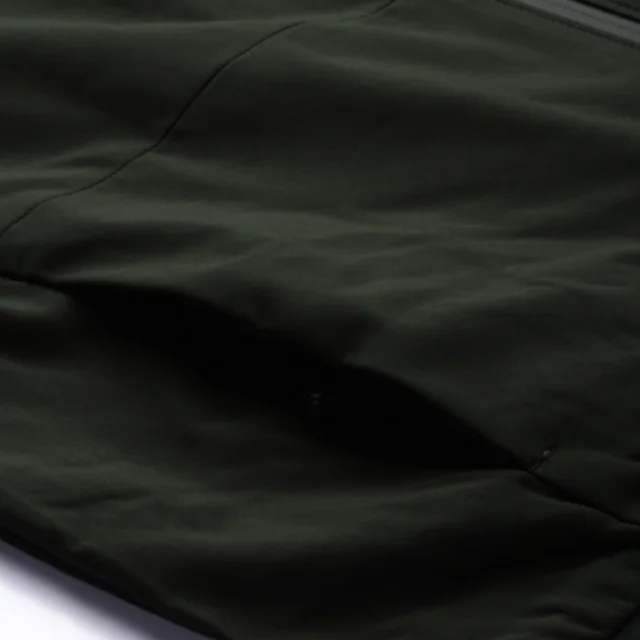 Однотонная куртка-бомбер оливкового и зеленого цвета с воротником-стойкой