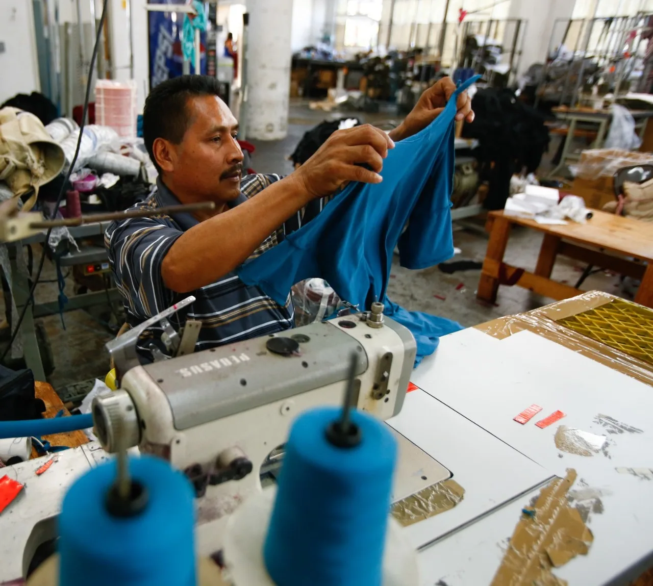 200 г 100% хлопок 65% 35% полиэстер и Мужская футболка