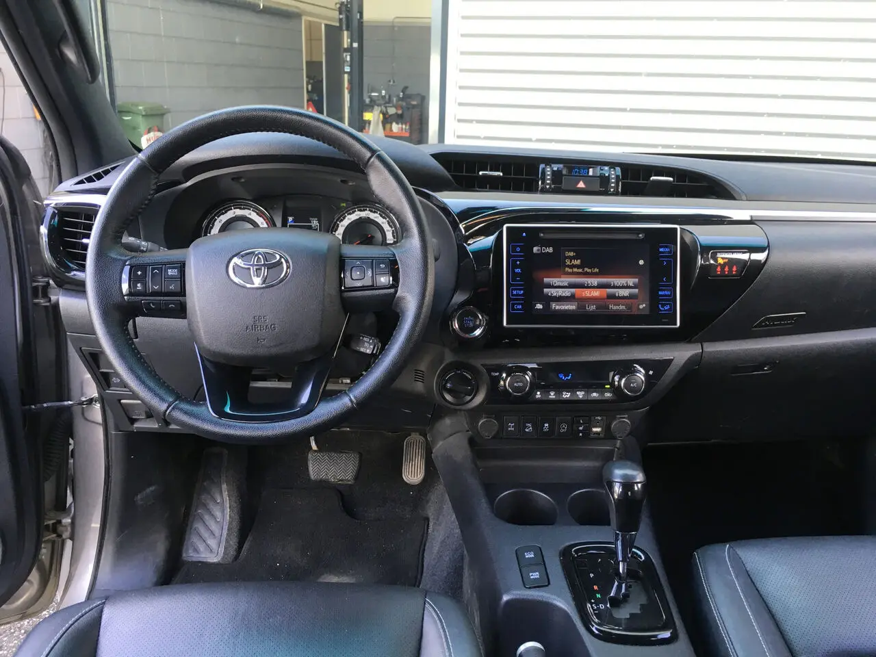 T0Y0TA HlLUX Affordable Left Hand Drive double cabin brand new pick up truck 2019