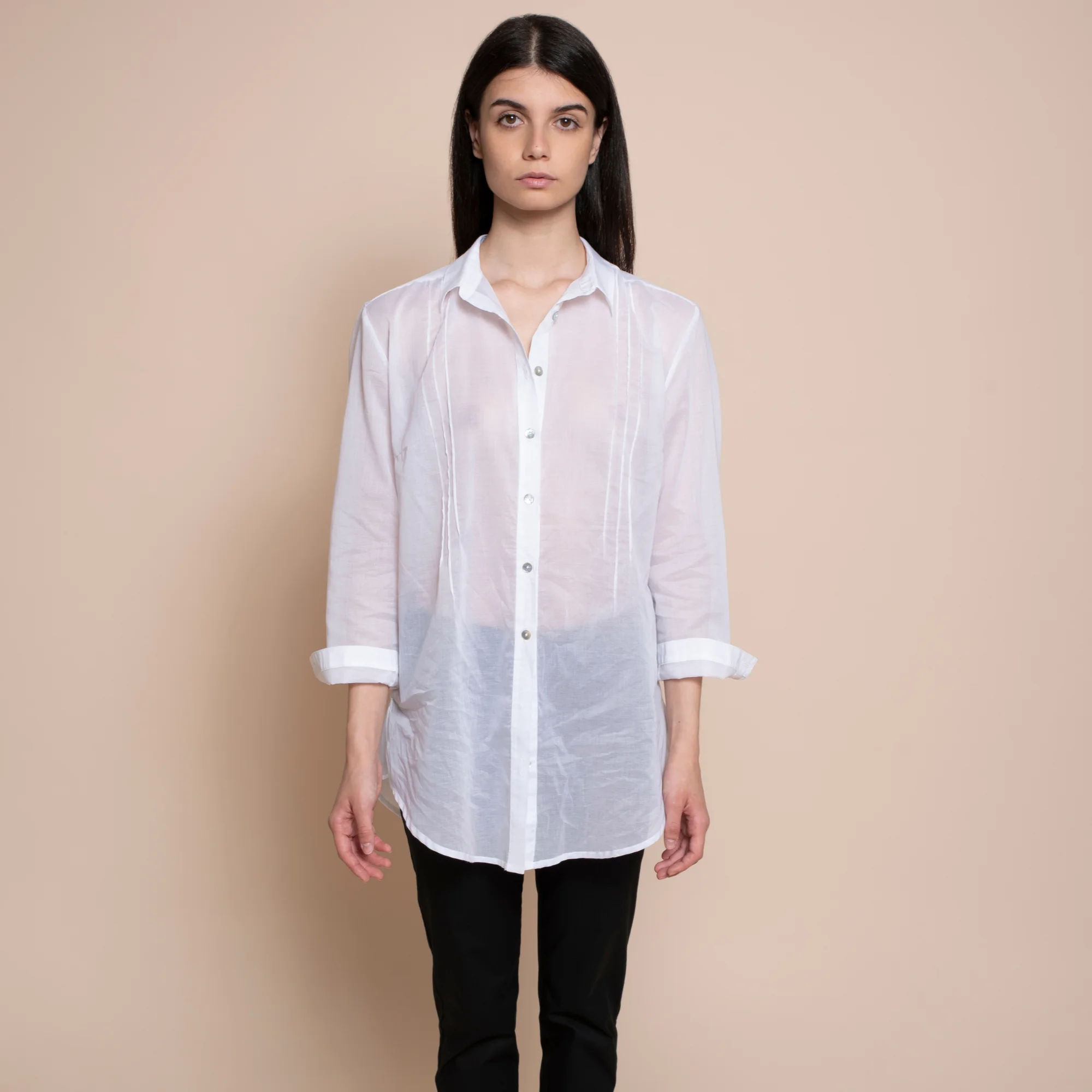 high quality made in italy shirt in cotton muslin fabric with full 3/4 sleeves, mother of pearl buttons. For the day