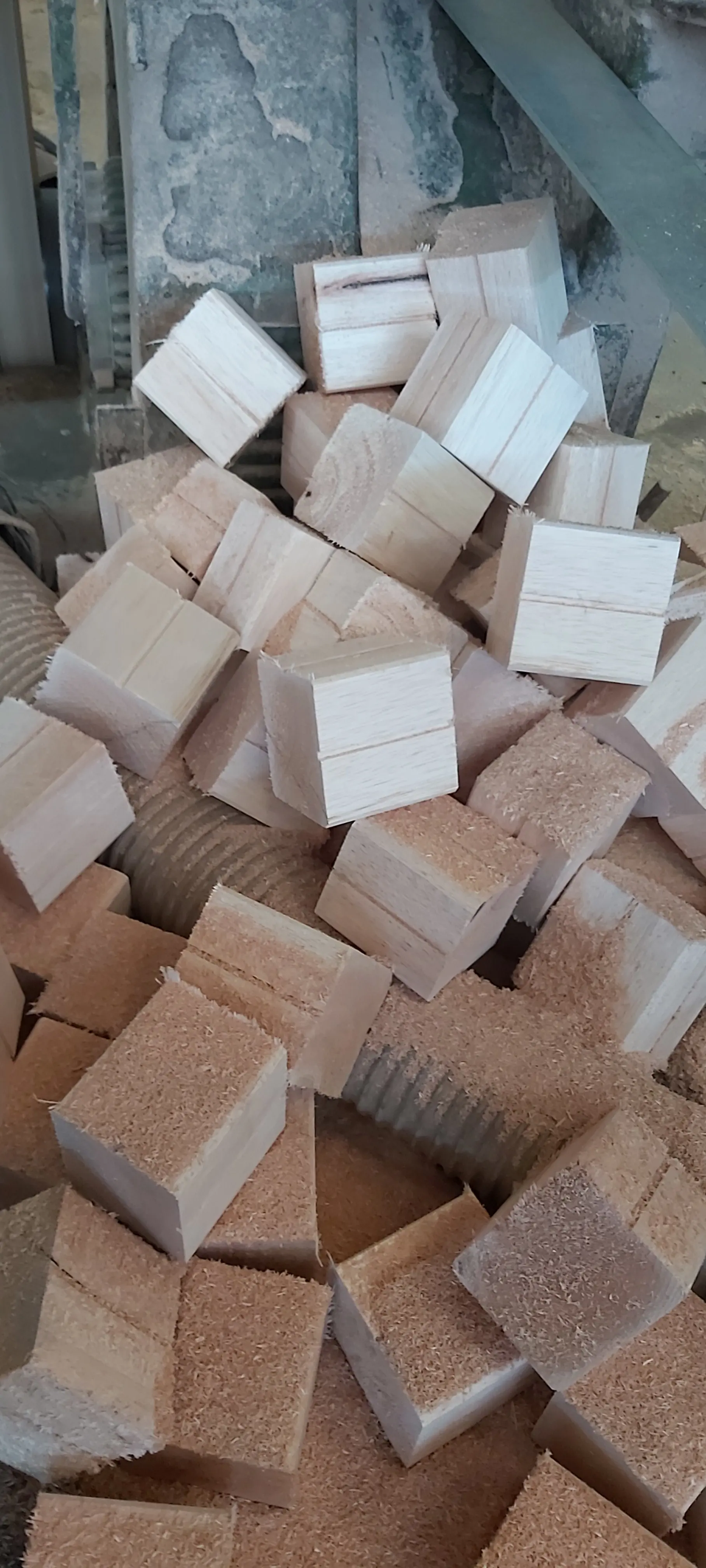 
Wood Pallet sawn timber - S4S & E2E Finishing - Light wood & Medium Ligh Hardwood / MLH for making Pallets /Housing usagei 