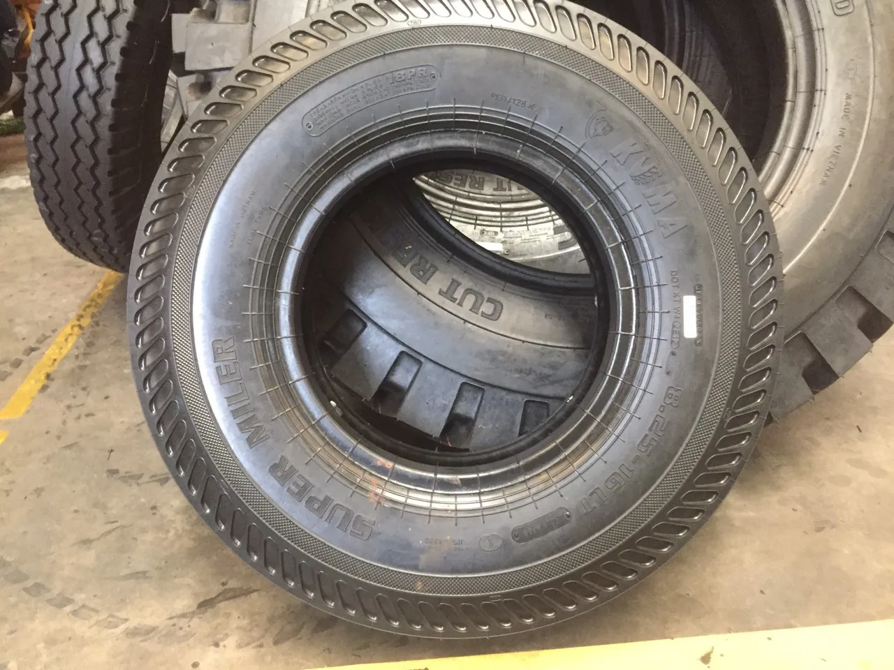 Шины нового дизайна от бренда KUMA легкие шины для грузовиков с рисунком в рубчик сделано вьетнаме