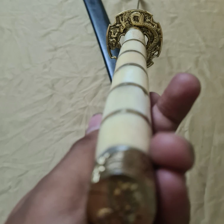 Японский меч из дамасской стали ручной работы на заказ с зажимами твердой латуни деревянной ножкой Пакистана