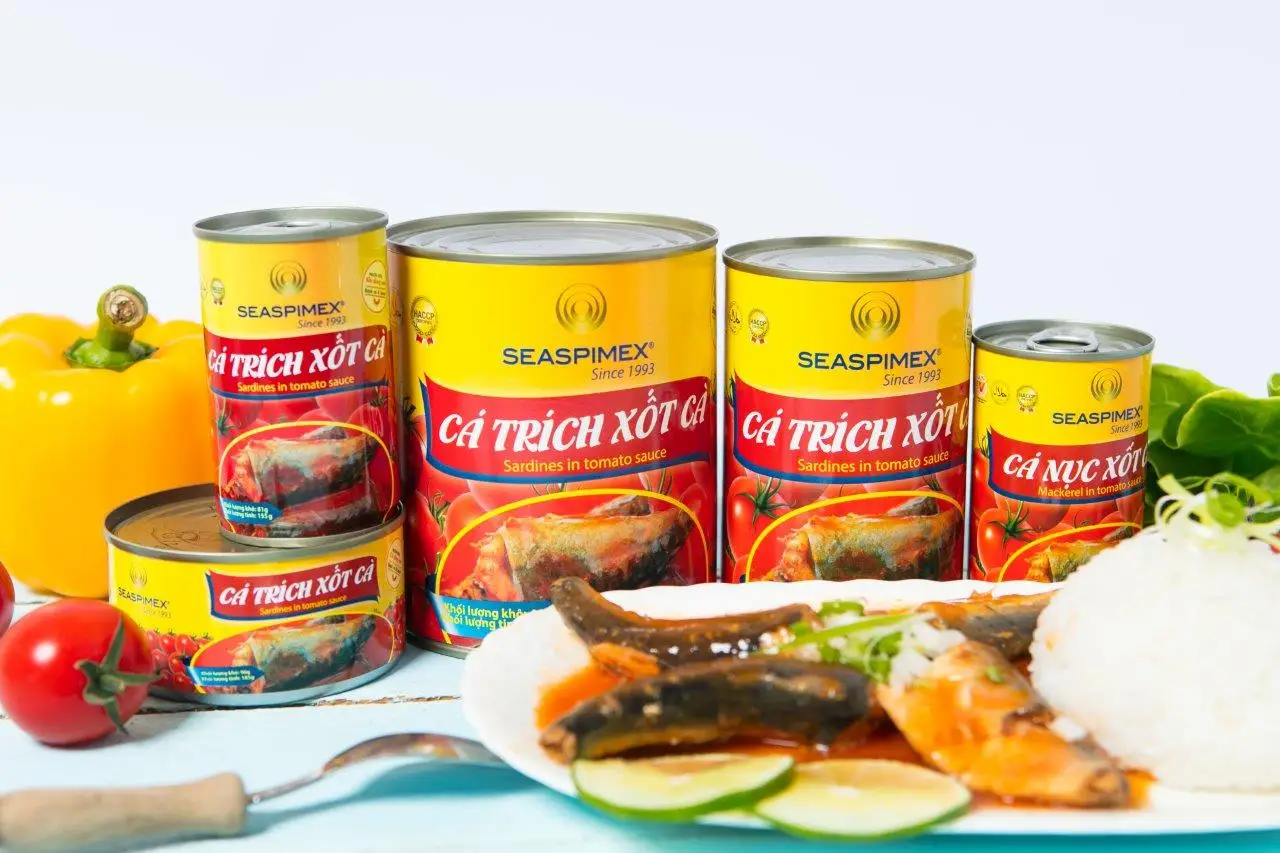 CANNED SARDINE IN SRIRACHA SAUCE MANUFACTURED BY SEASPIMEX VIETNAM (PACKING: 155G/185G/425G/850G)