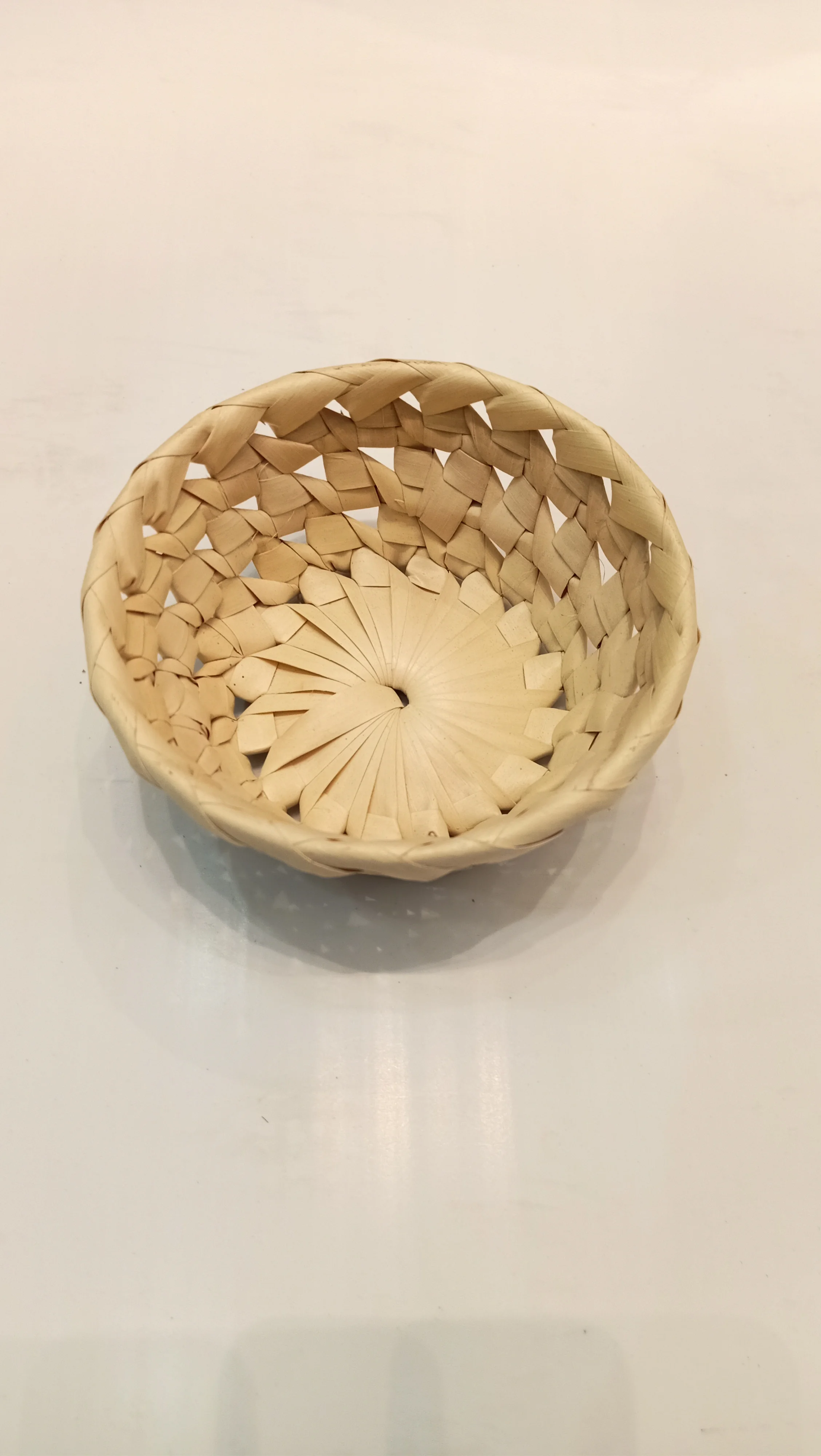 Hot Sale Natural Palm Leaf Basket Unisex Vintage European Style Decorative Color Wicker Bamboo Fiber Open Oval Box Options