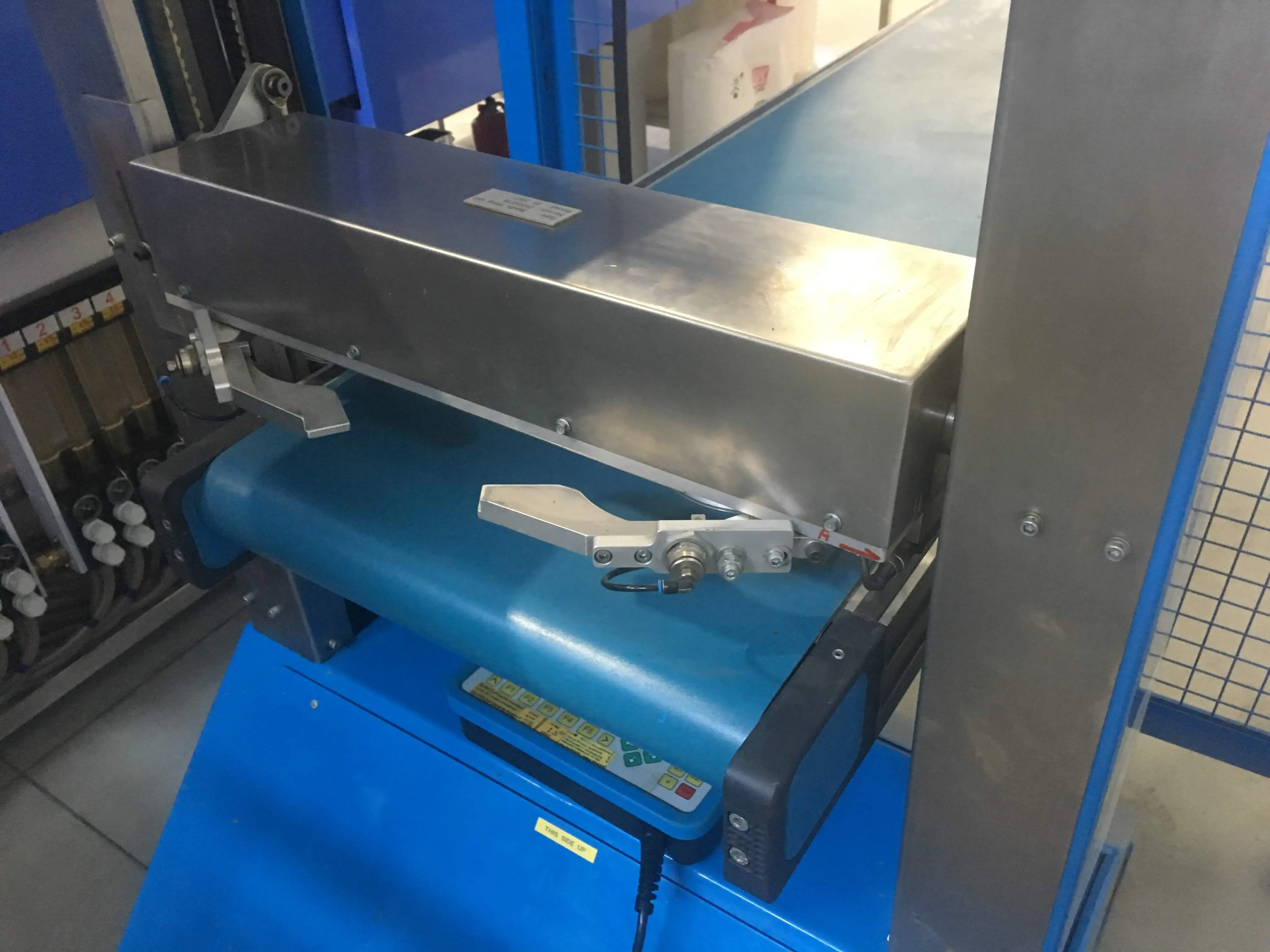 
Plastic bucket container Labeling Machine Sticker IML robot jar 