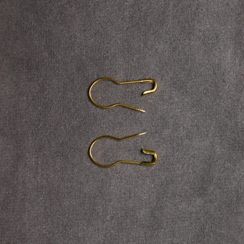 Safety pins gold