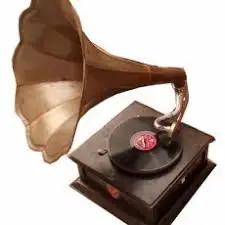 Высококачественный граммофон из латуни и дерева в современном стиле