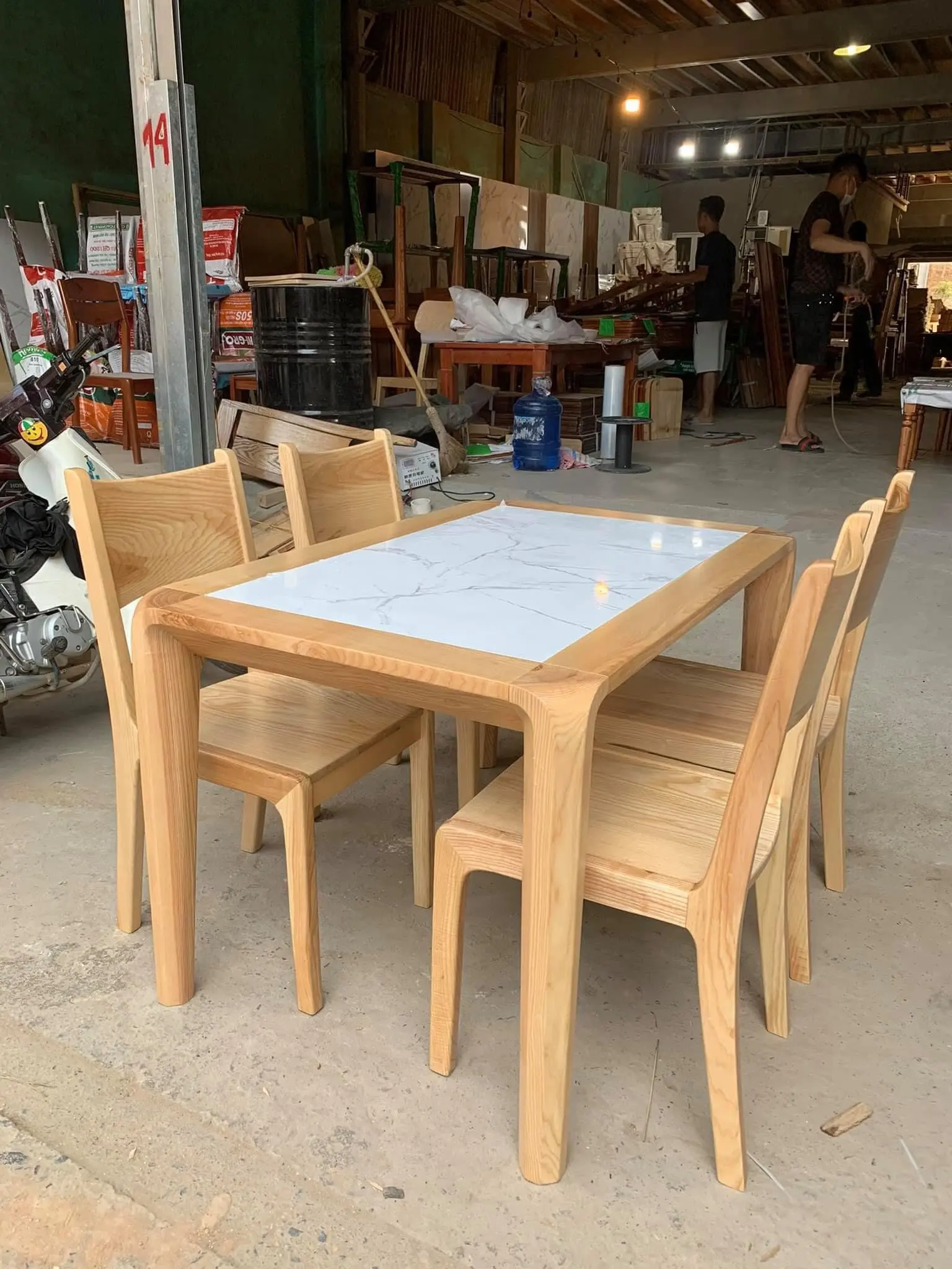High Quality Wholesale Dining Room Application Wooden Material Dinner Table Set Export From Vietnam