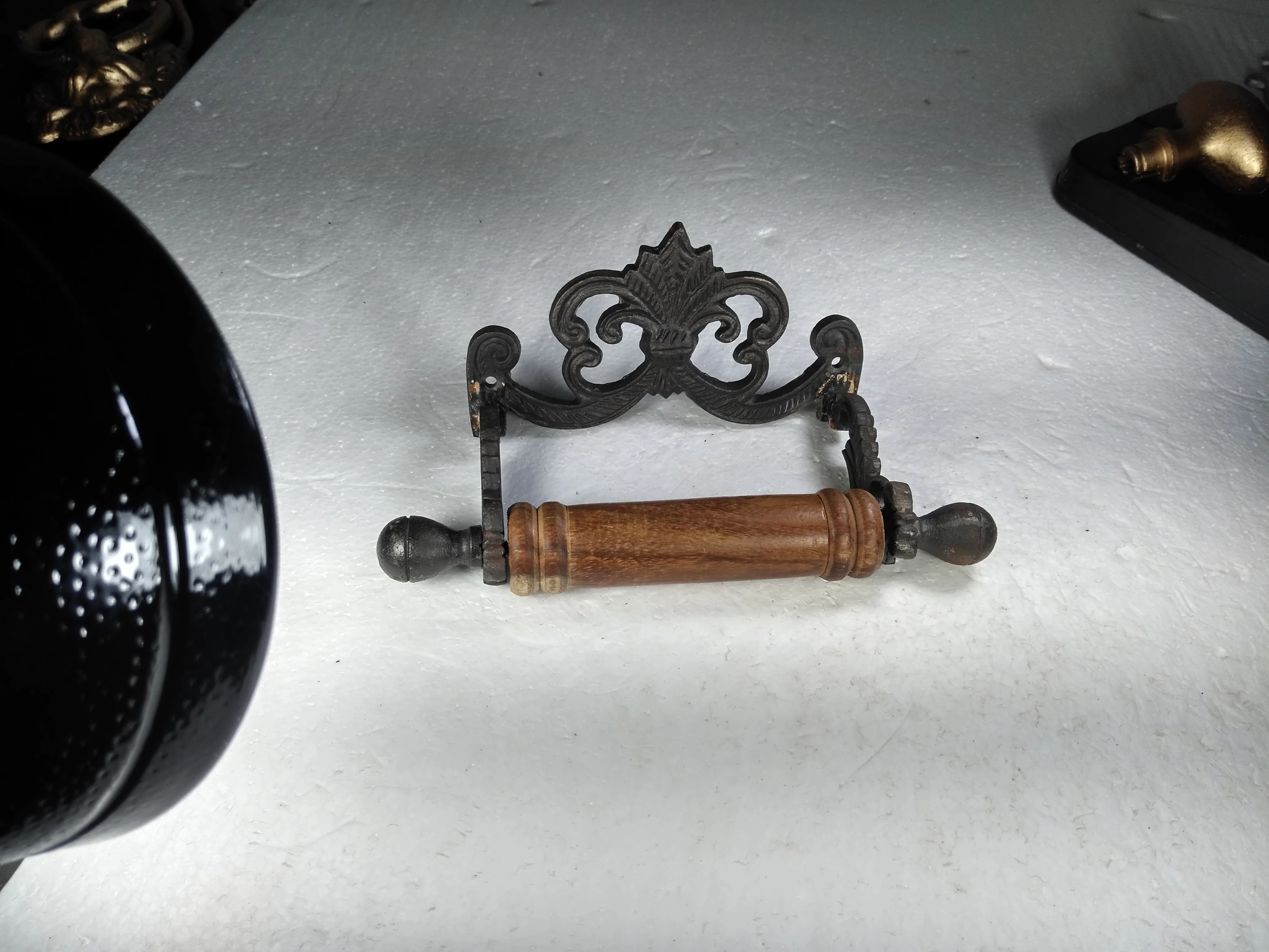 ANTIQUE VINTAGE STYLE  CAST IRON  MATTE BLACK TOILET PAPER HOLDER .