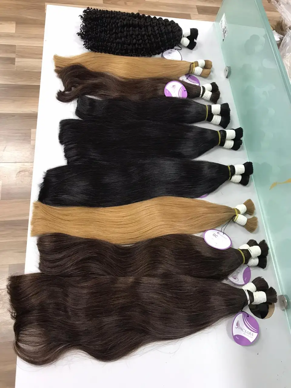  Оптовая продажа натуральные человеческие волосы для наращивания выровненные кутикулы без повреждений плетения до 32 дюймов все цвета